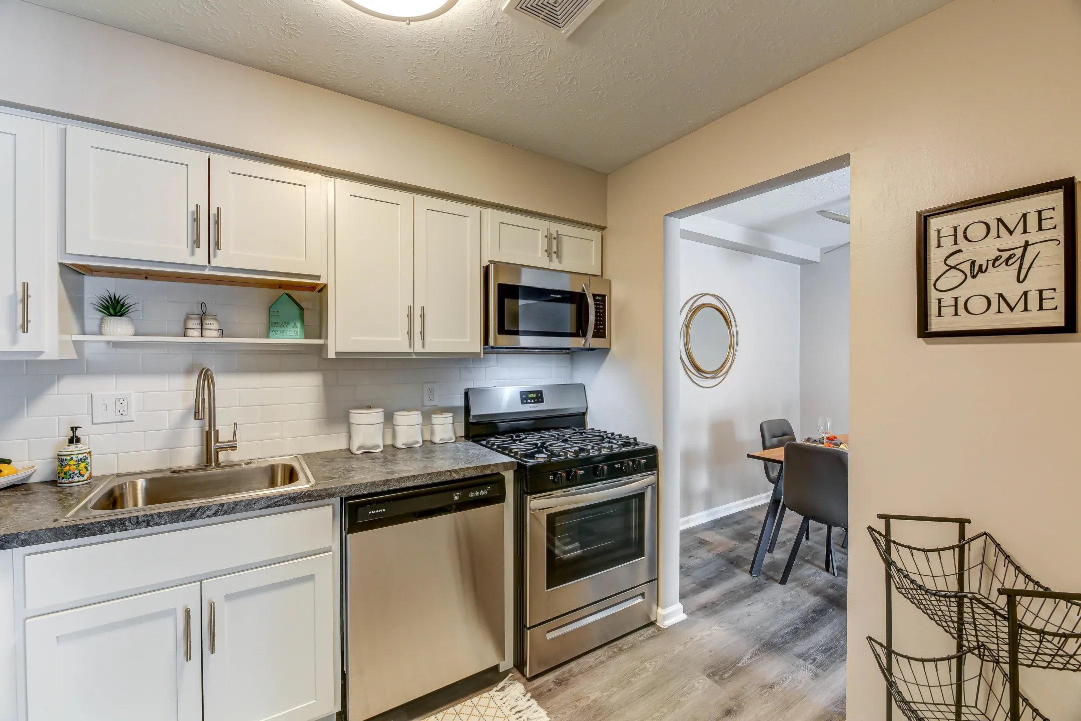 Kitchen - Jamestown Village Apartments - North Olmsted, OH