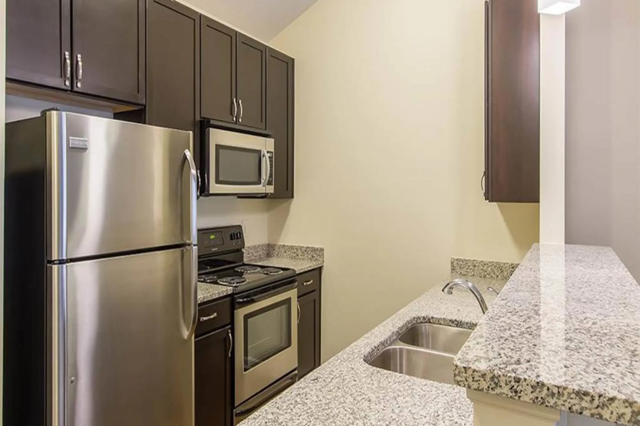 Kitchen - Ethan Pointe Apartments - Rochester, NY