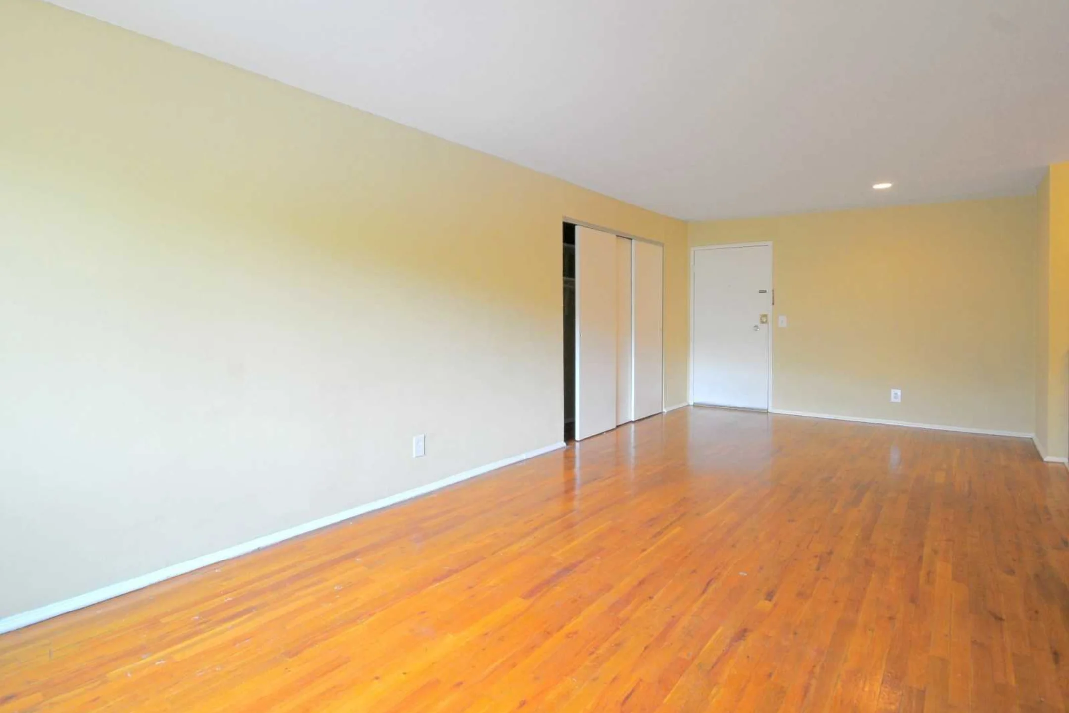Living Room - The Cliffs Apartments & Dixmyth Hills - Cincinnati, OH