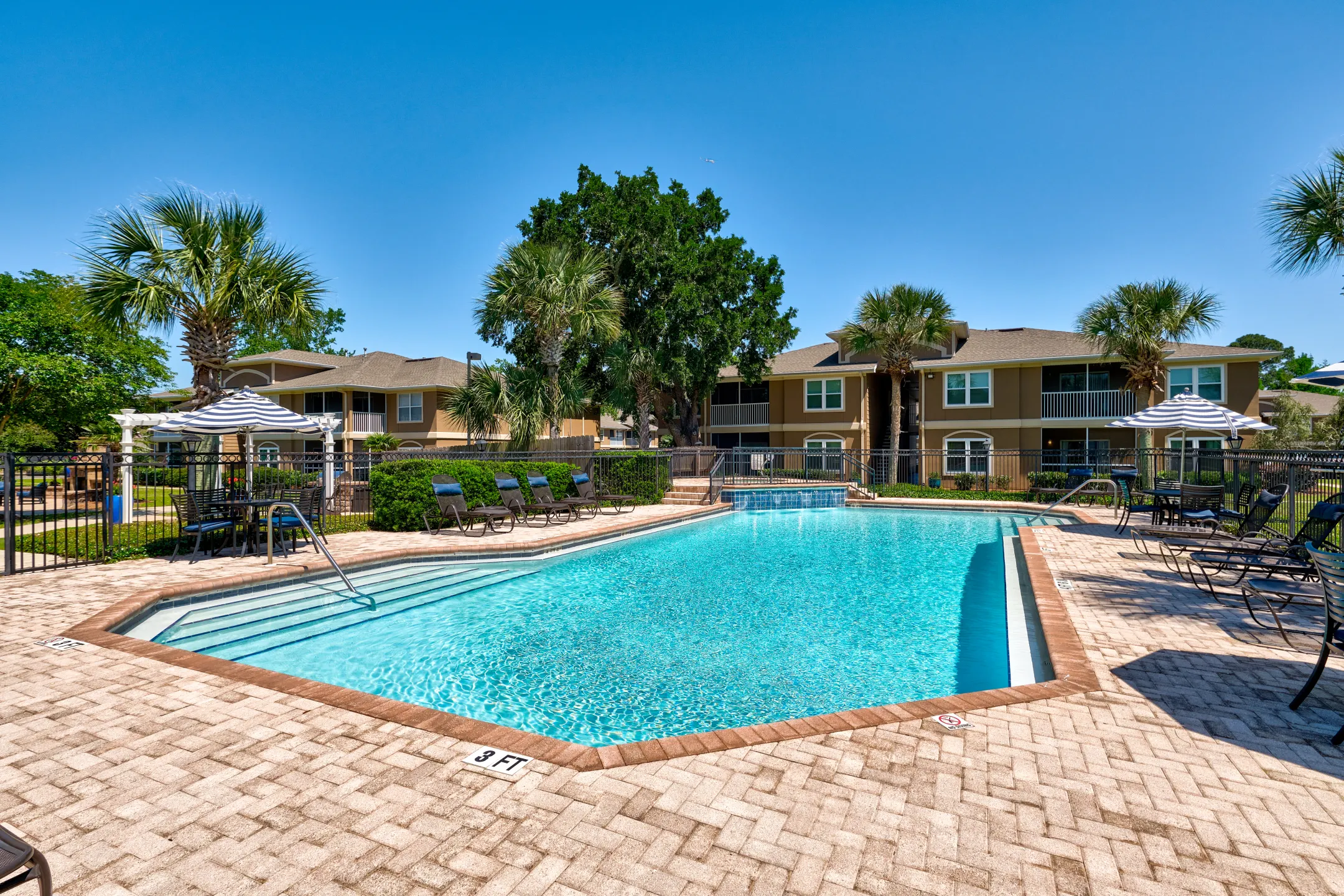 Pool - Crestview at Oakleigh - Pensacola, FL