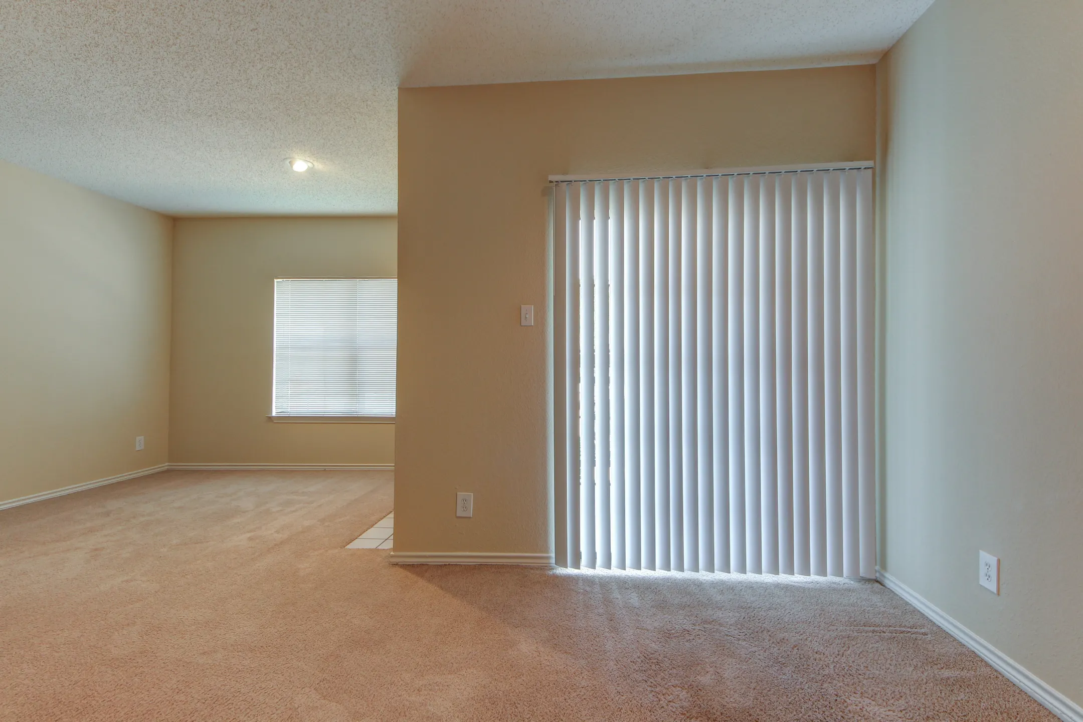 Oaks Hackberry Creek 6901 Valley View Ln Irving, TX Apartments for