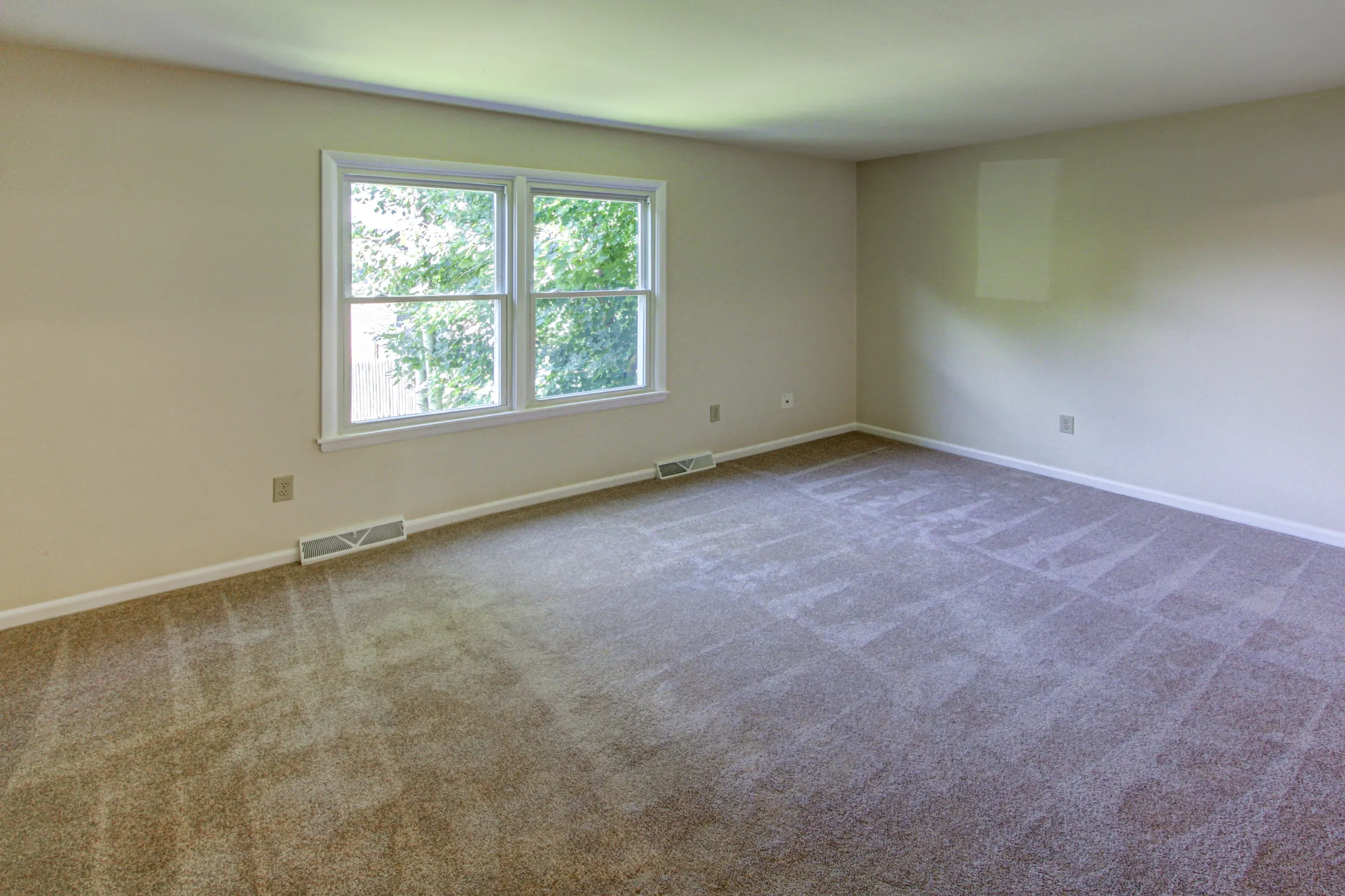 Living Room - Presidential Townhome Rentals - Guilderland, NY