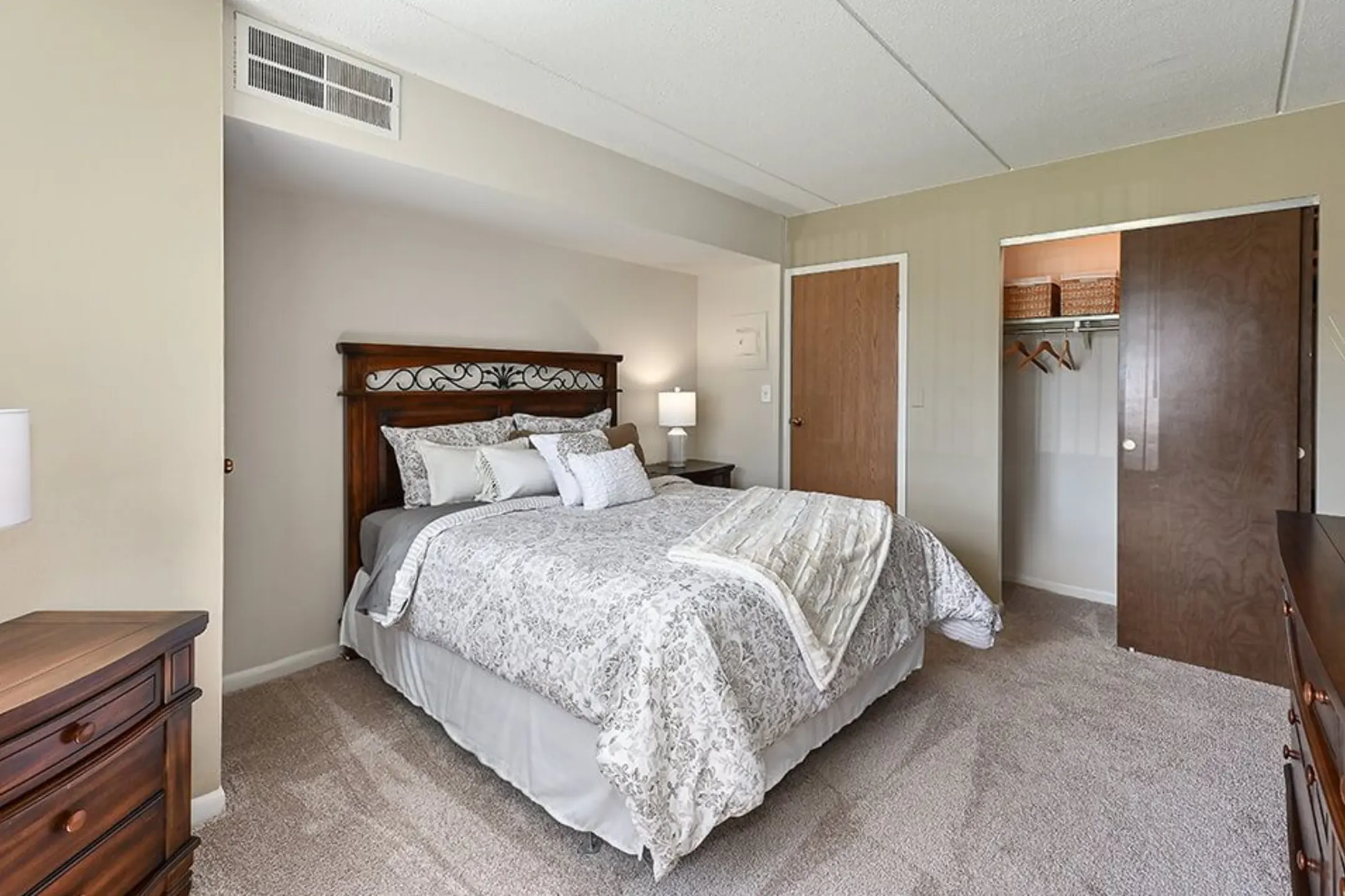 Fox Crest 2805 W Glen Flora Ave Waukegan, IL Apartments for Rent