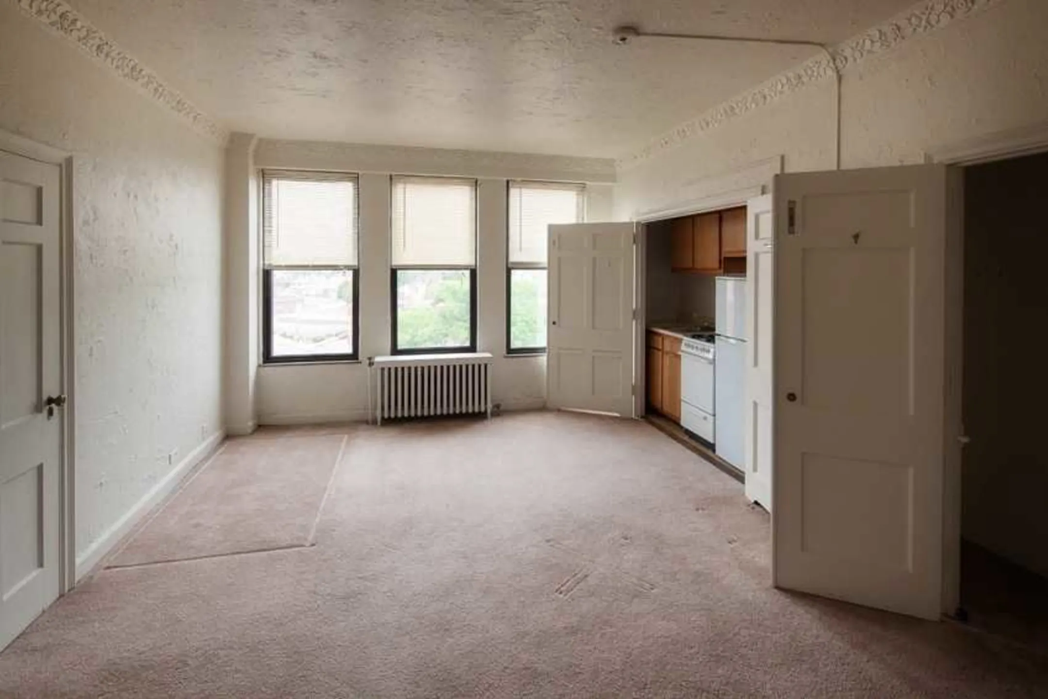 Living Room - Coronado Apartments - Pittsburgh, PA