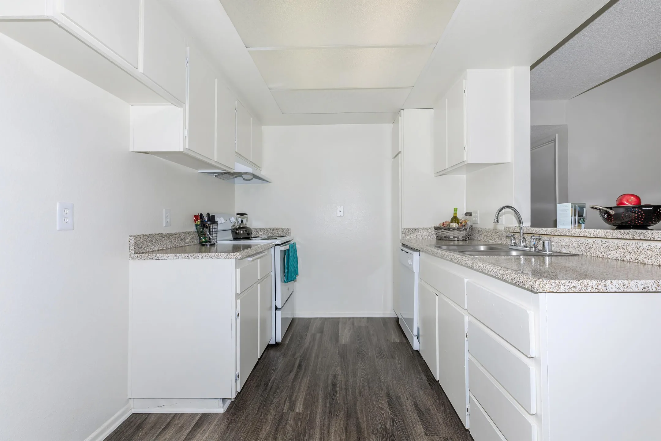 Kitchen - Monte Verde Apartment Homes - Anaheim, CA