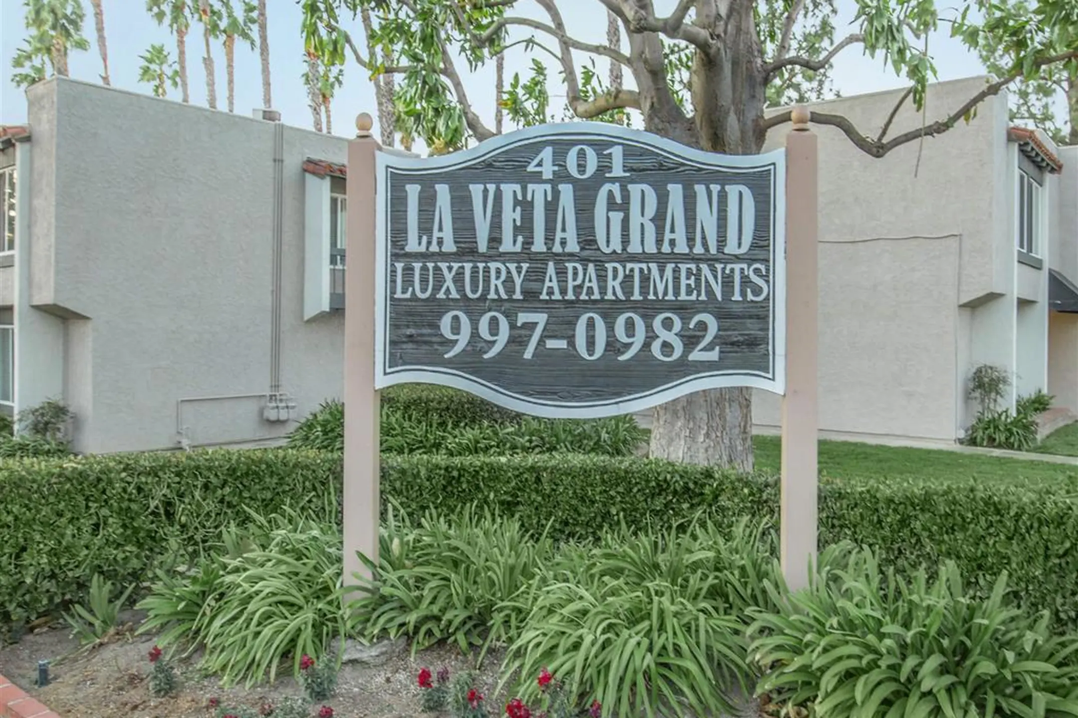 Community Signage - La Veta Grand - Orange, CA