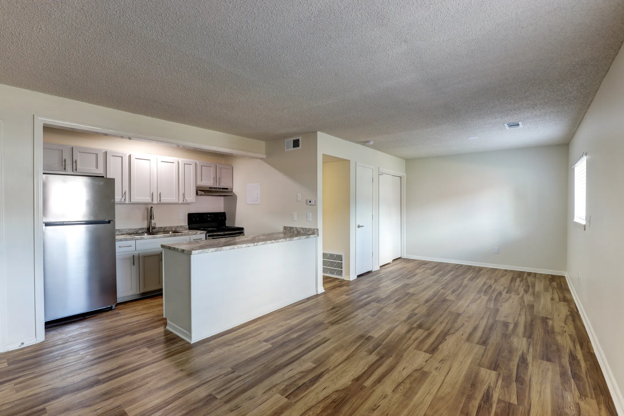 The Columns 2149 E Sunshine St Springfield, MO Apartments for Rent