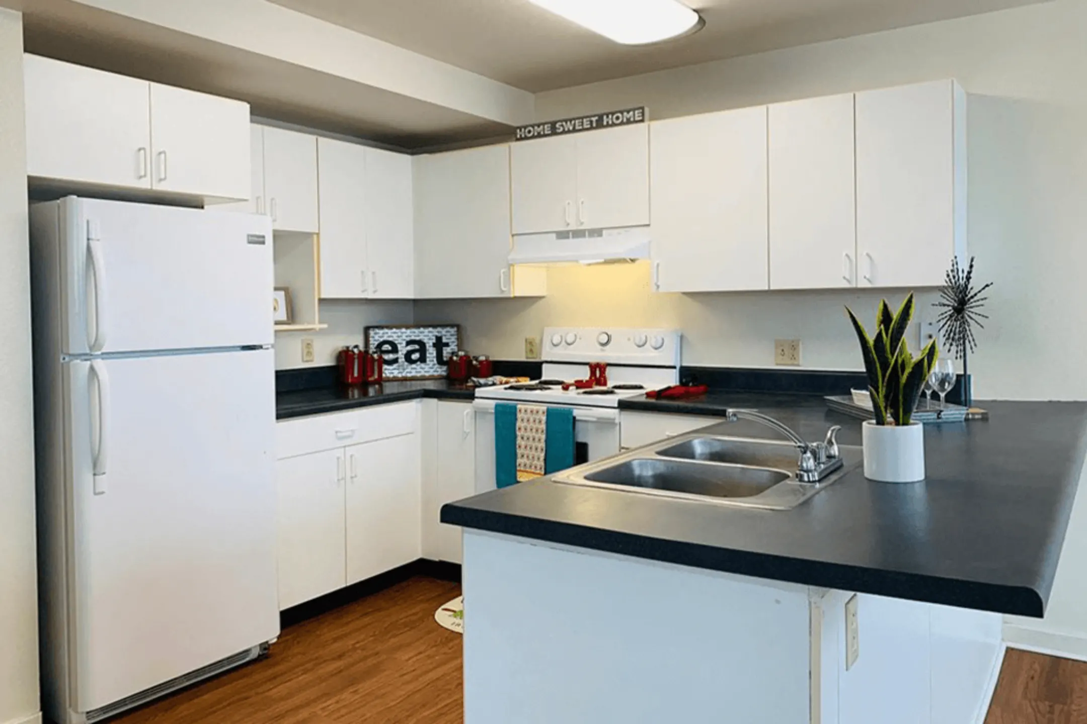 Kitchen - Le Claire Apartments - Moline, IL