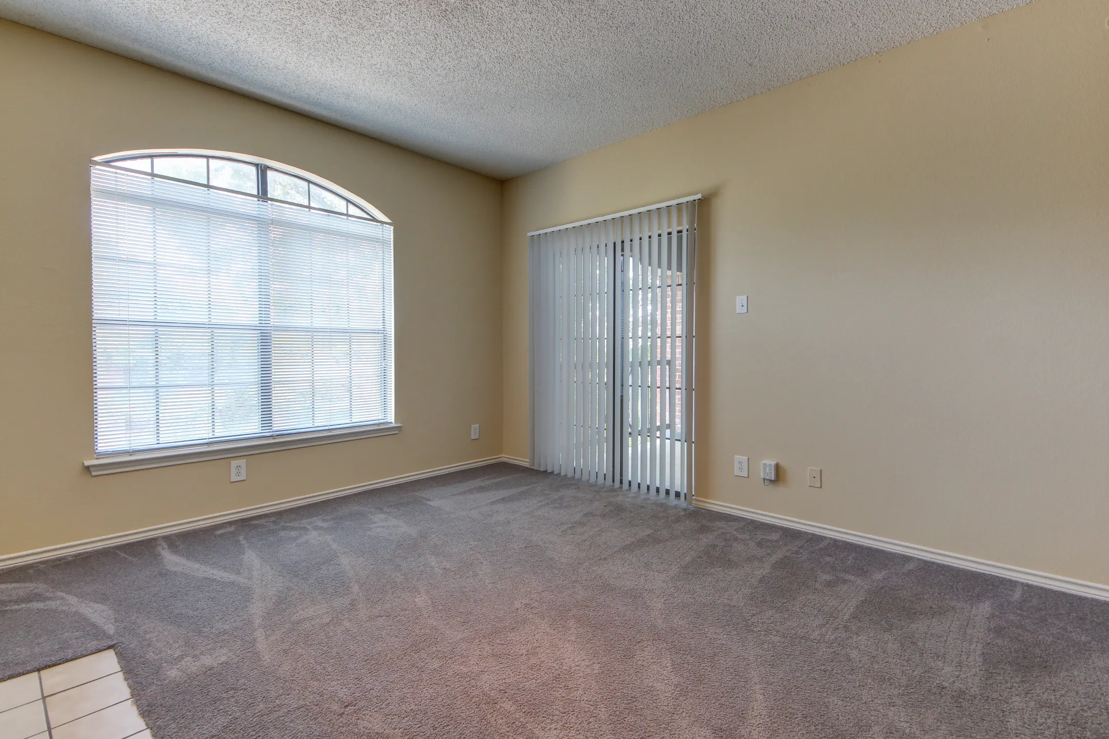 Oaks Hackberry Creek 6901 Valley View Ln Irving, TX Apartments for