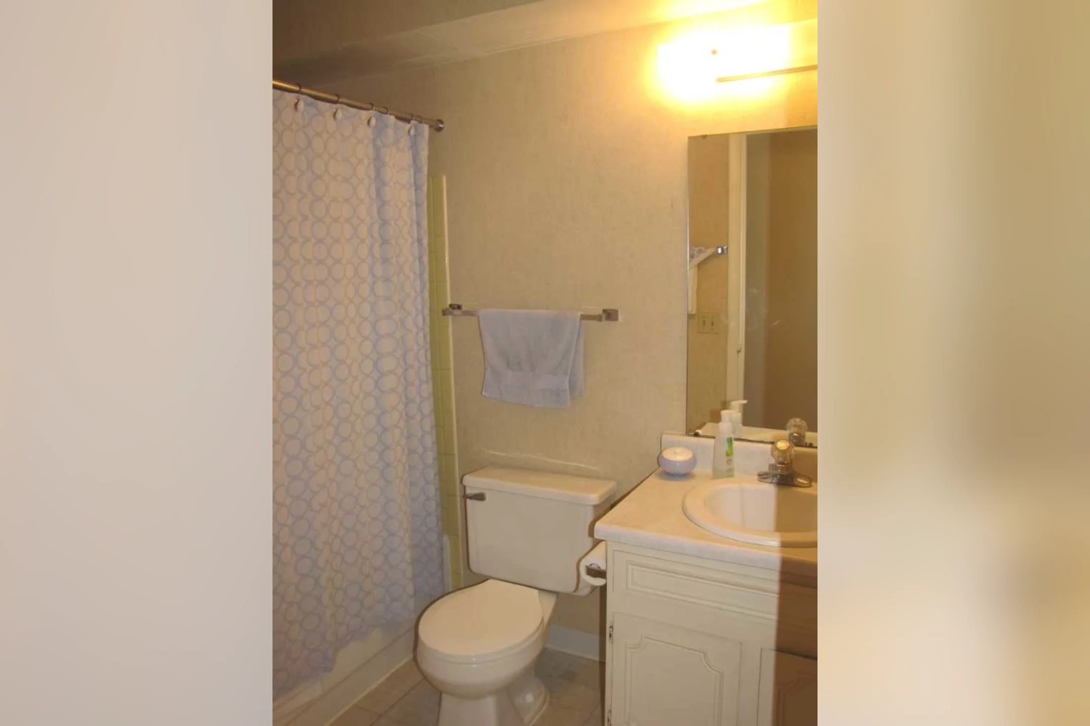 Bathroom - Glendale Village - Toledo, OH