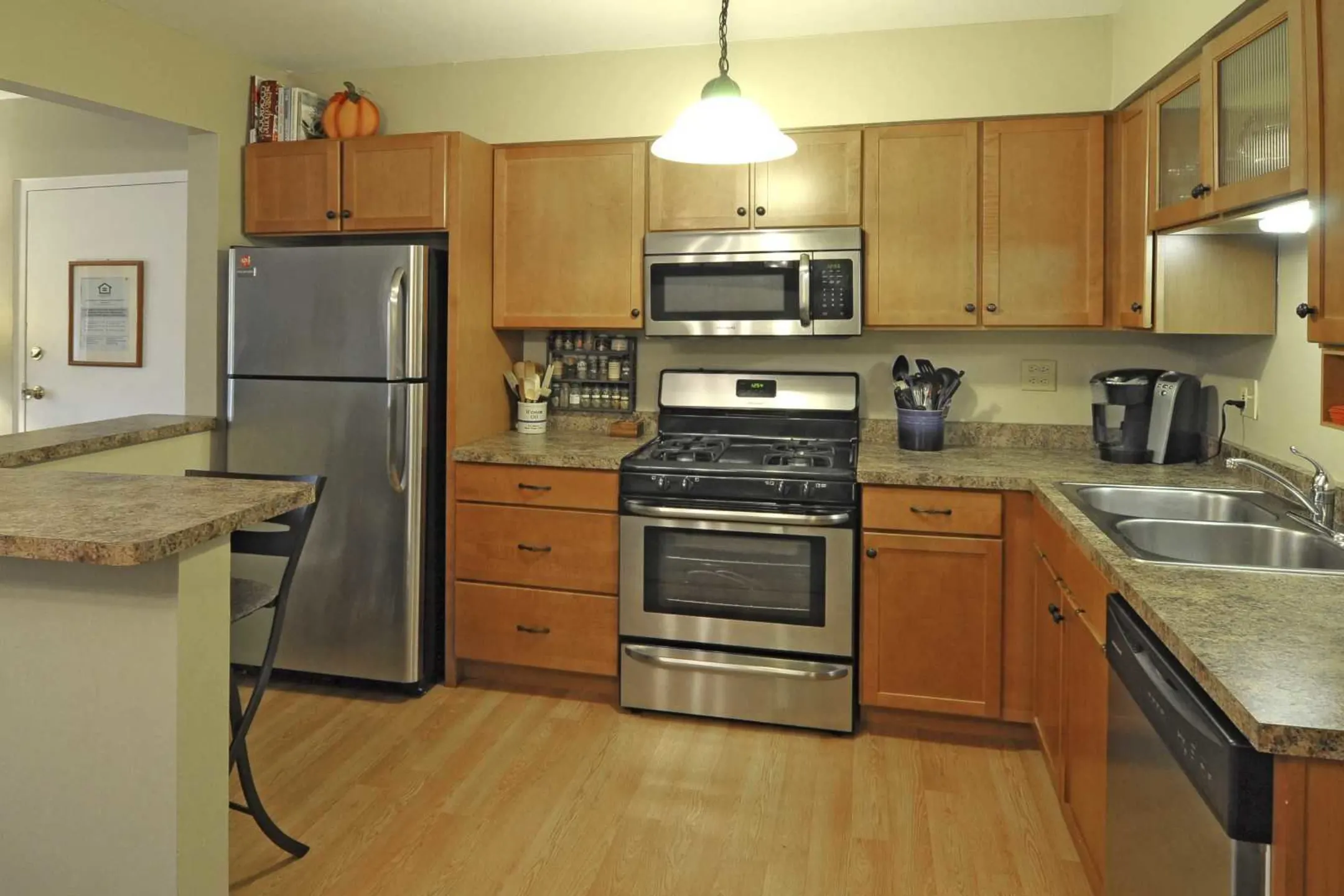 Kitchen - Burnwood Apartments - Lombard, IL