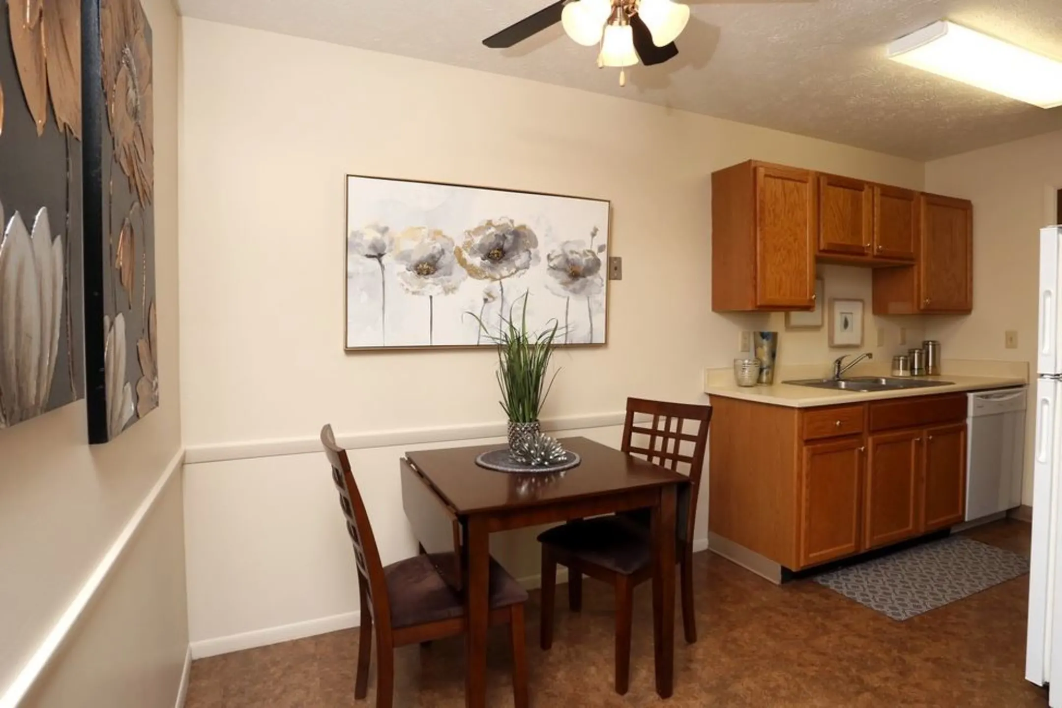 Kitchen - Peppertree Apartments - Niles, OH