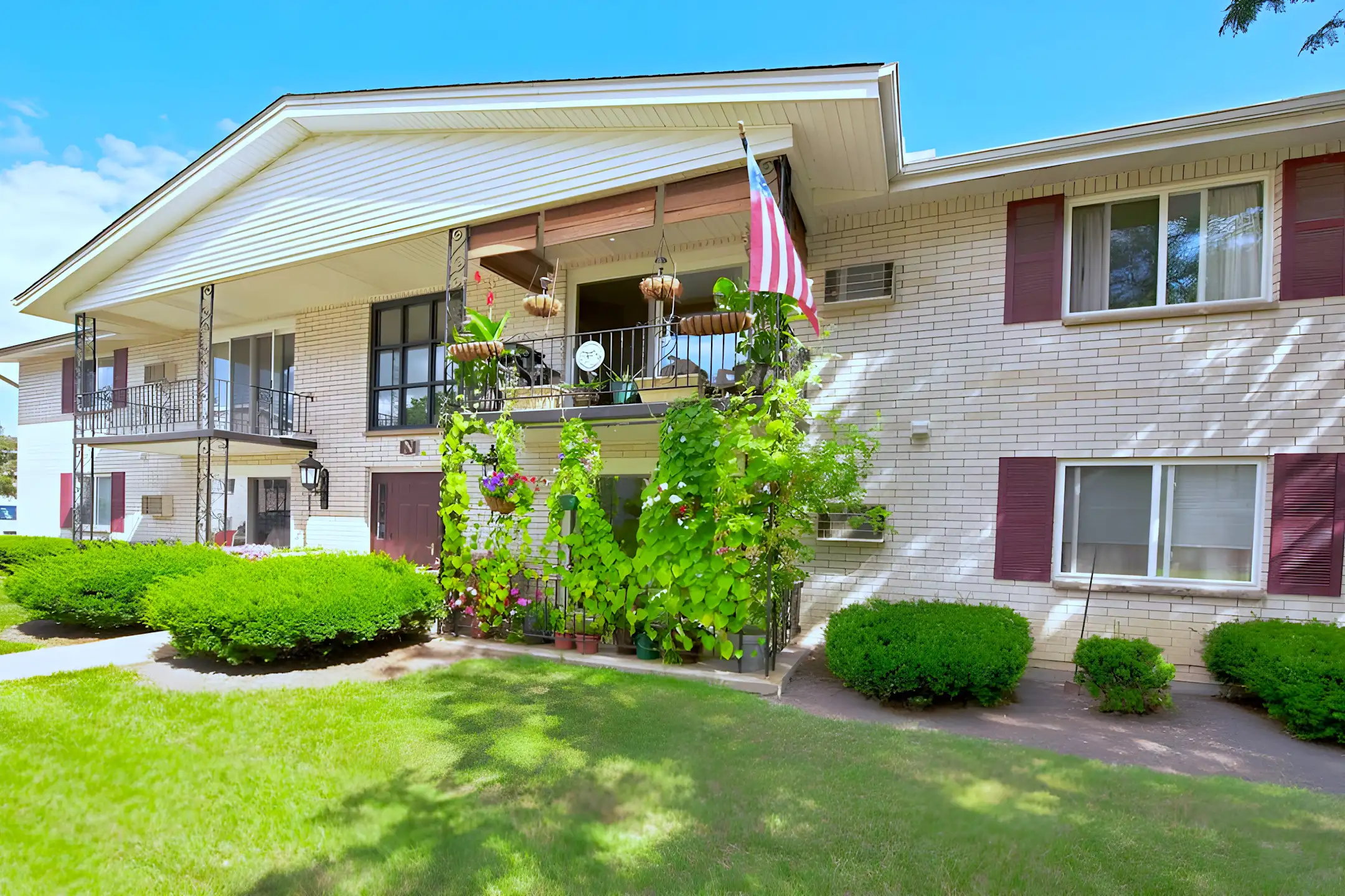 Hallmark Village Apartments 5400 S Park Ave Hamburg, NY Apartments