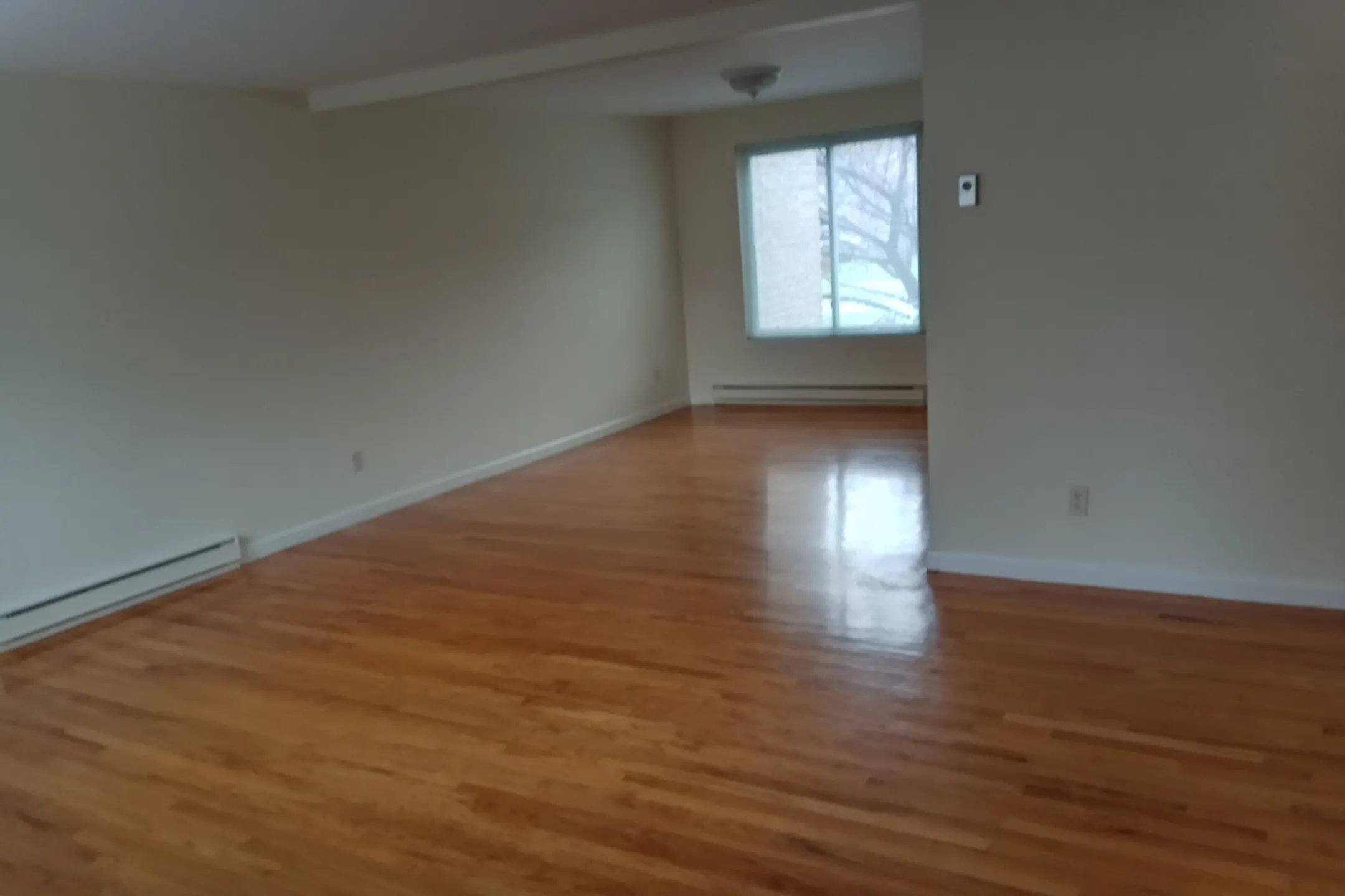 Living Room - Ramblestone Apartments - Bloomfield, CT