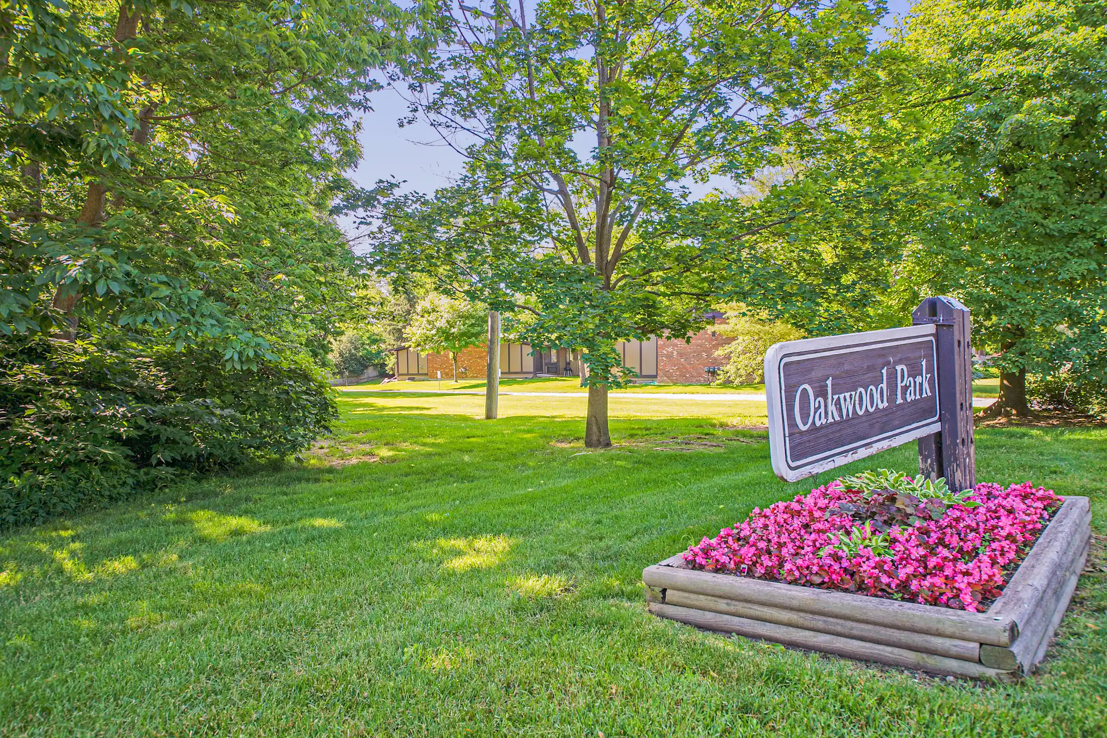 Oakwood Park Apartments 1712 Timberidge Ypsilanti, MI Apartments