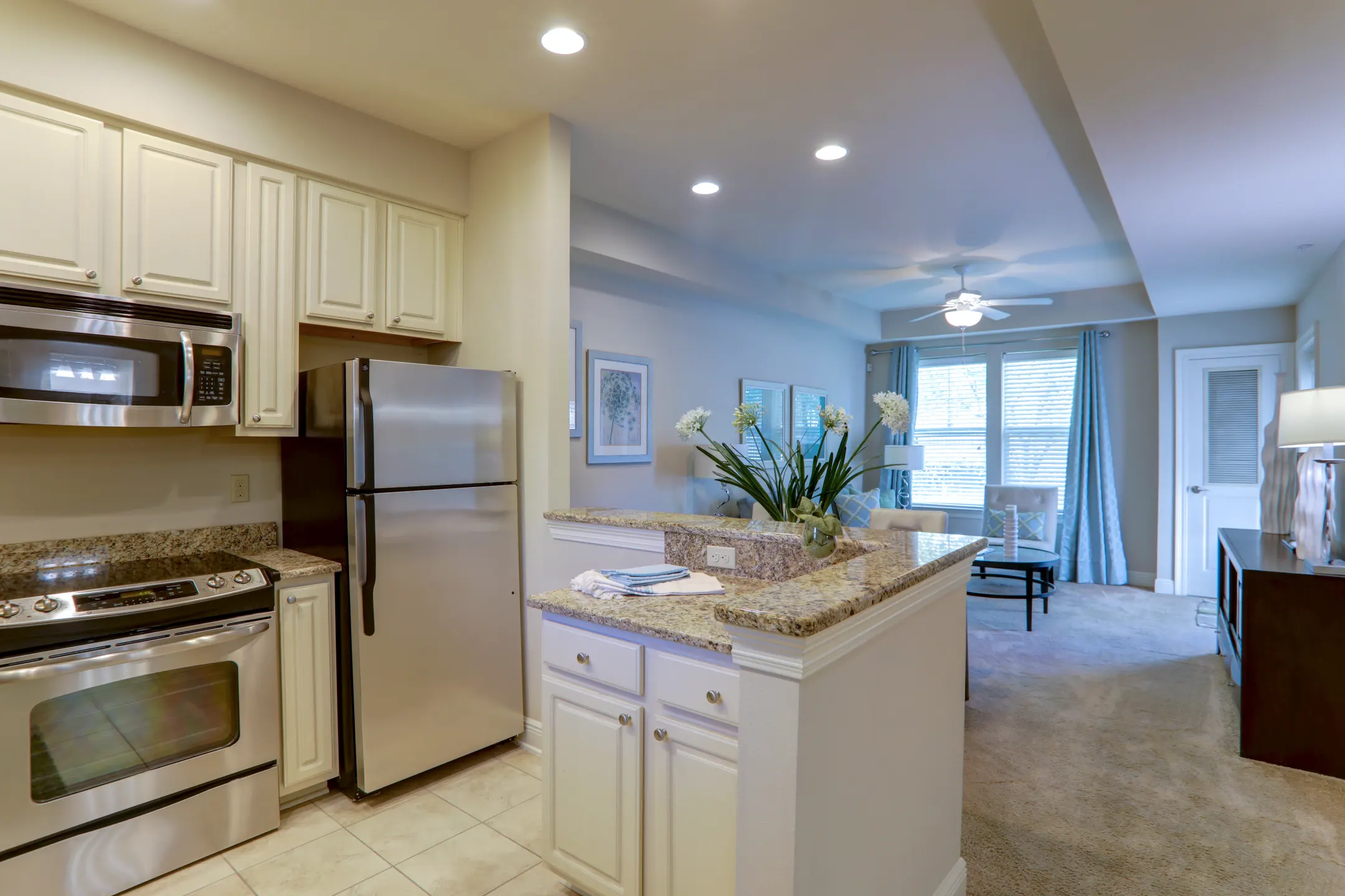 Chateau Napoleon 2300 Edenborn Ave Metairie, LA Apartments for Rent