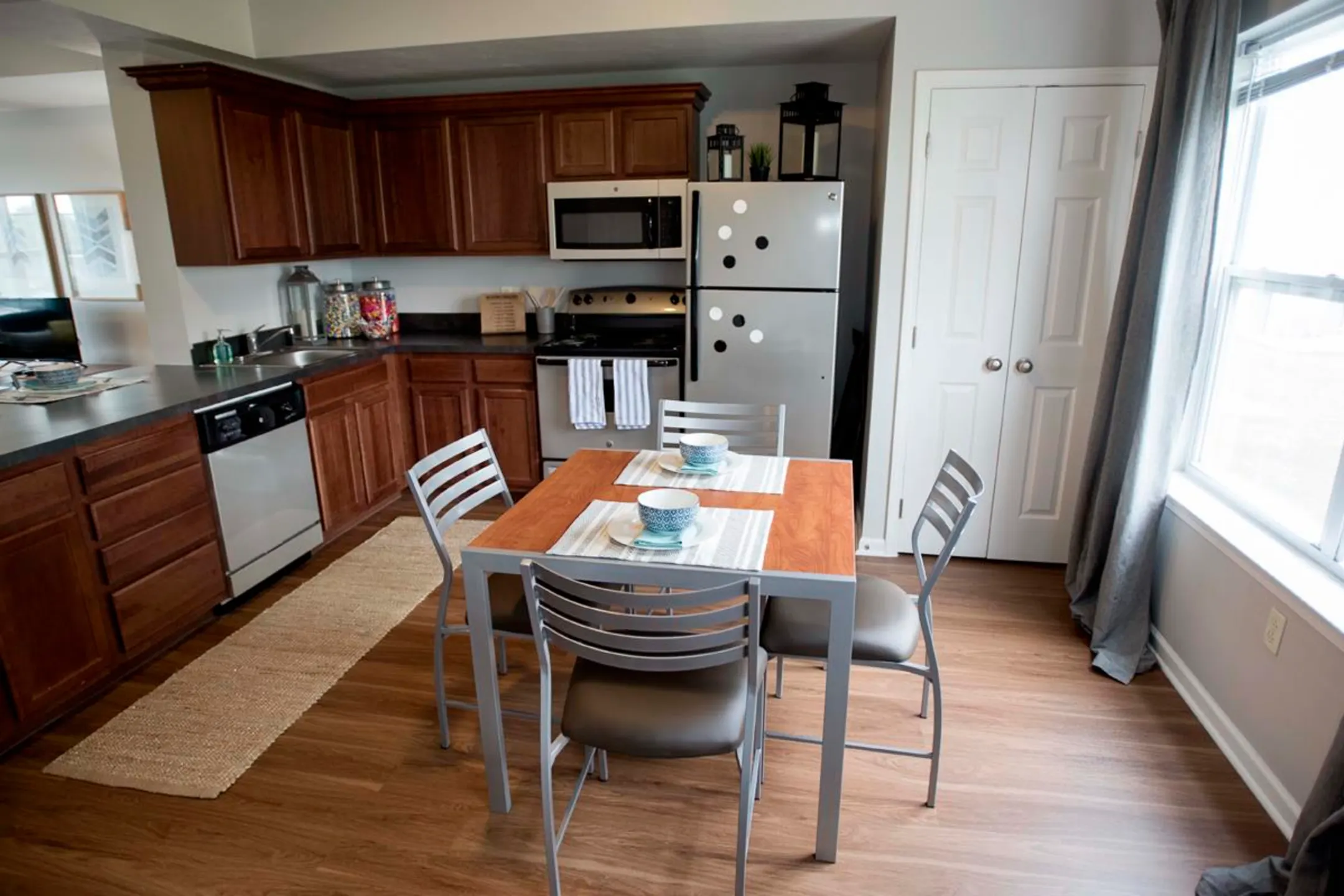 Kitchen - The Heights At Slippery Rock - Slippery Rock, PA