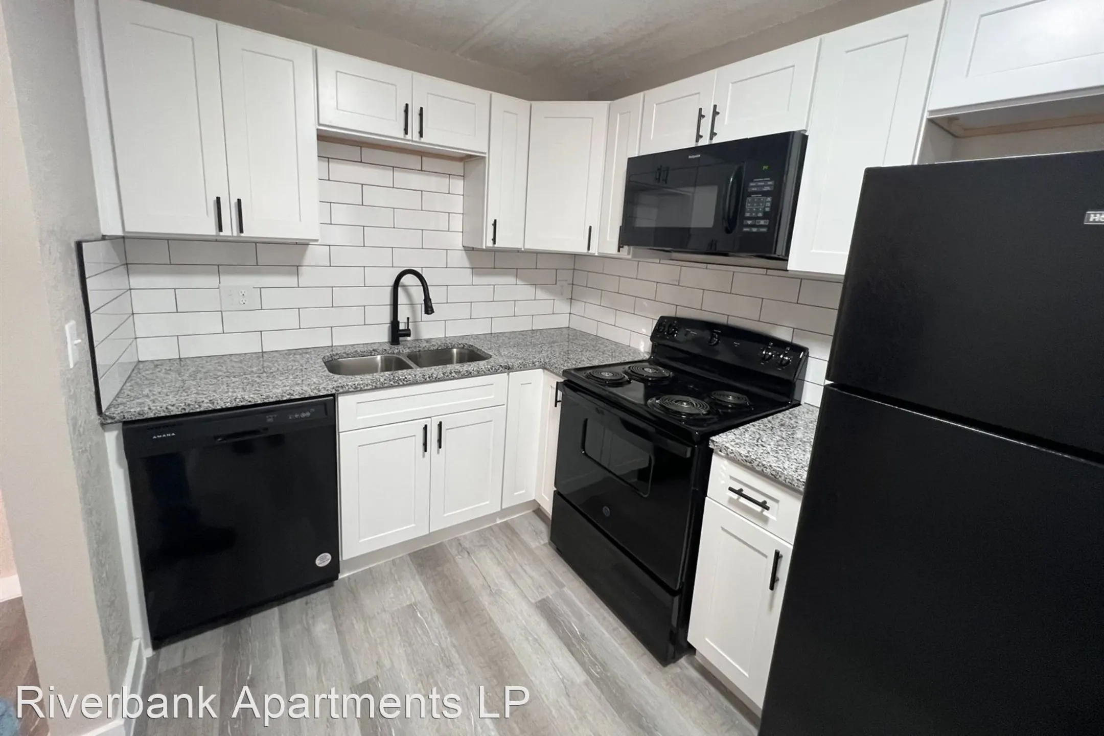 Kitchen - Riverbank Apartment Homes - Jacksonville, FL