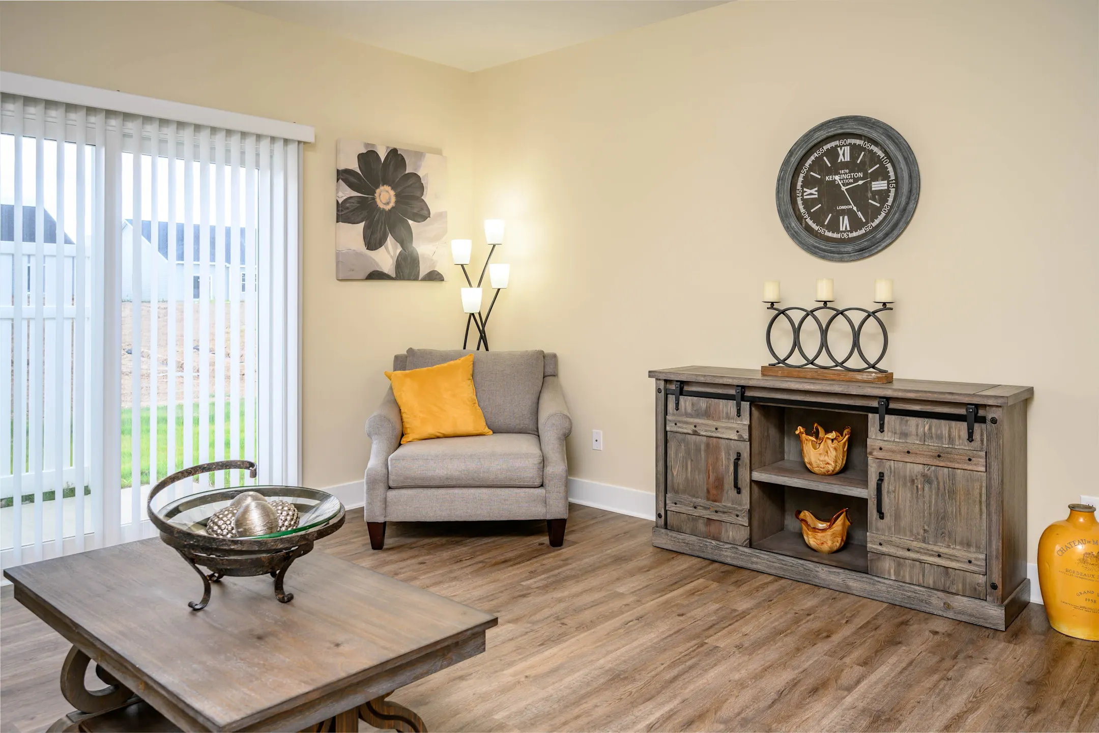 Living Room - Hathaway Meadows - Farmington, NY