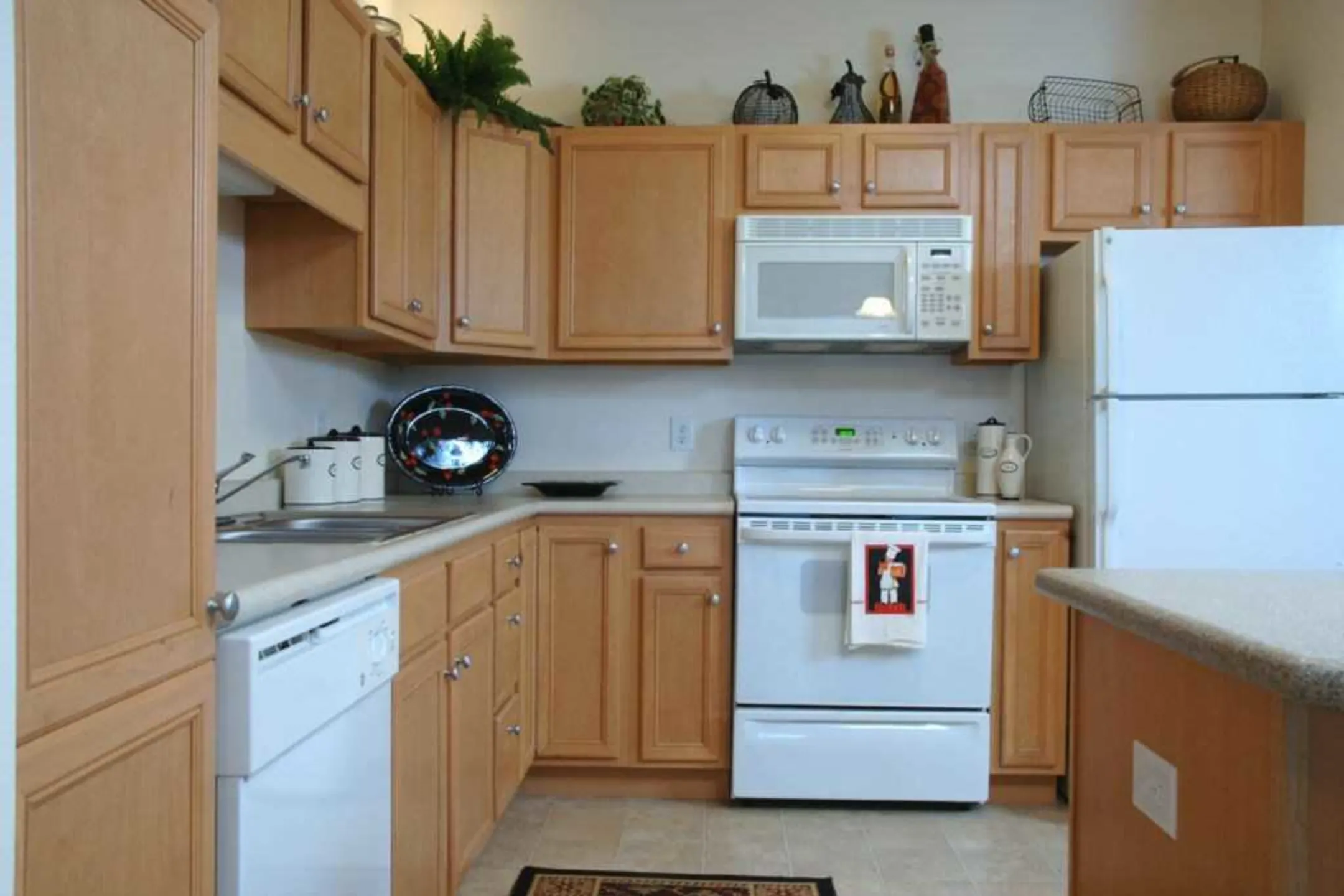 Kitchen - Blackberry Pointe Apartments - Inver Grove Heights, MN