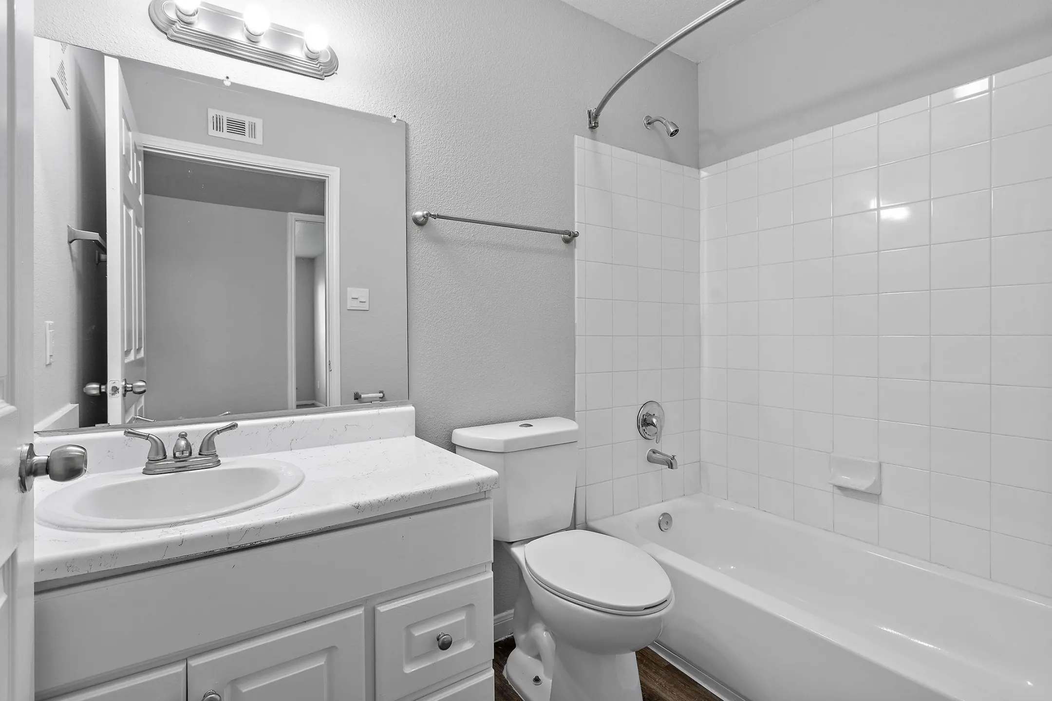 Bathroom - Vista Arbor Square - Houston, TX