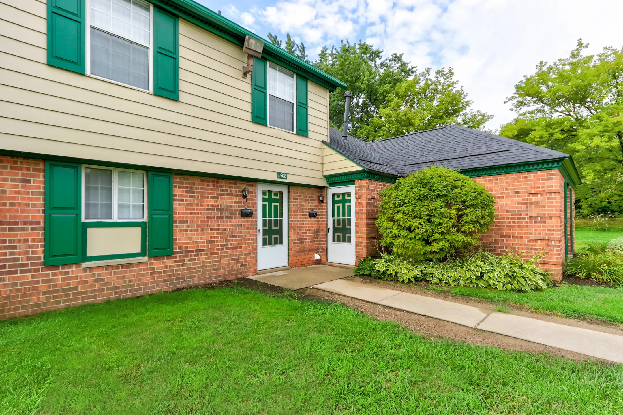 Shannon Manor Townhomes 1000 Charter Oaks Drive Davison, MI