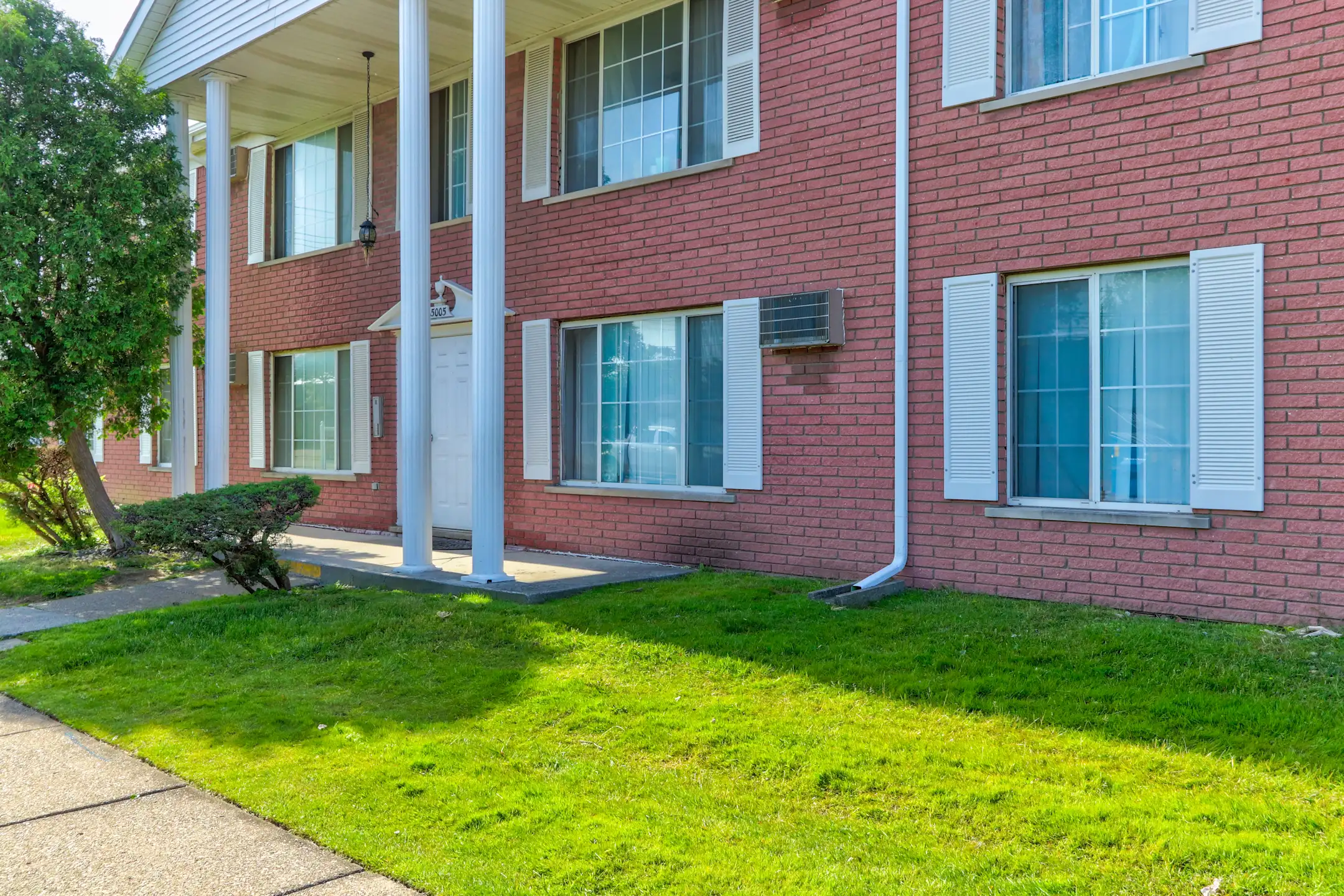 Centerline Plaza Apartments Center Line, MI 48015