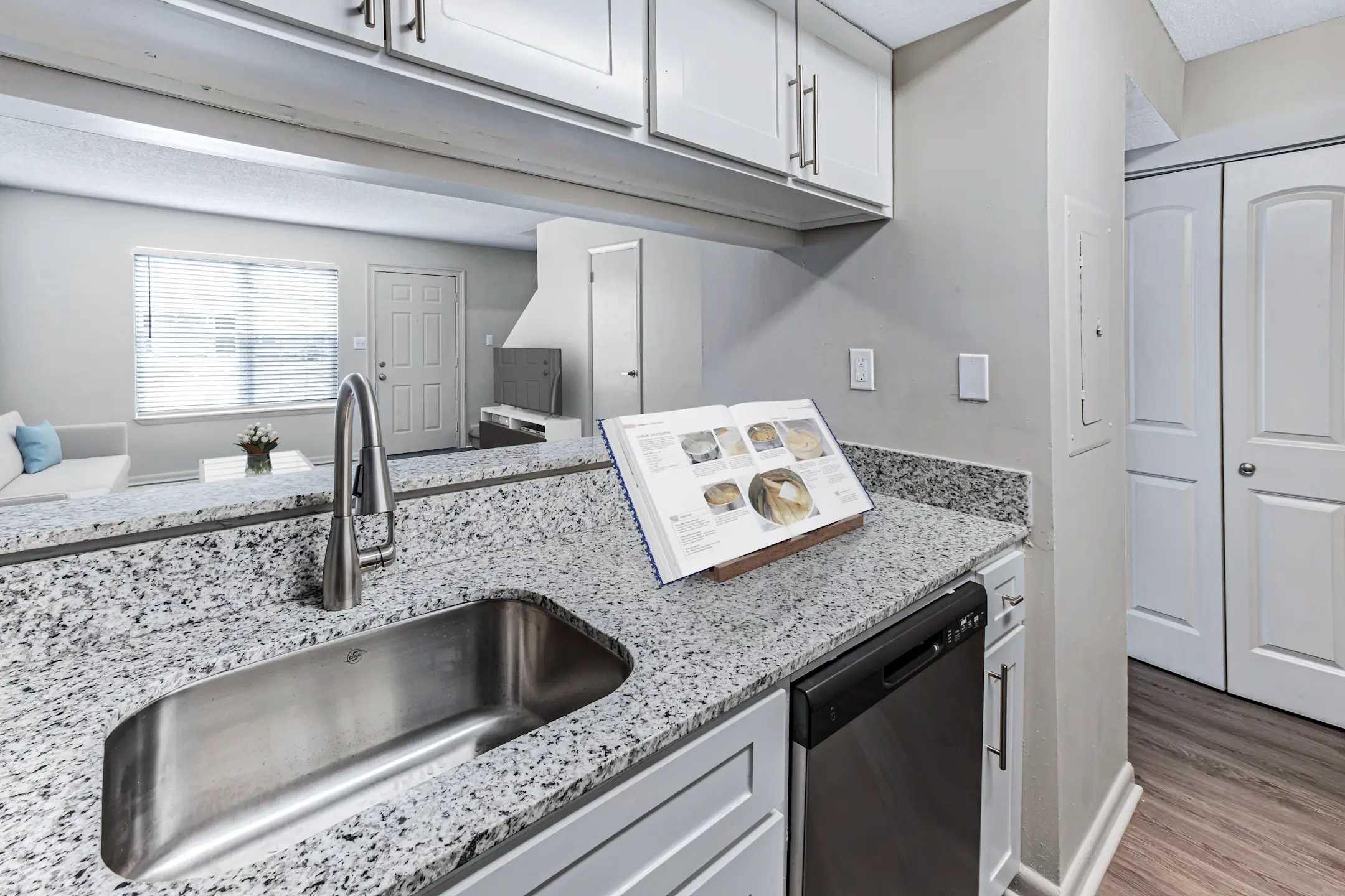 The Flats on Hampstead 200 Hampstead Ave Savannah, GA Townhouses