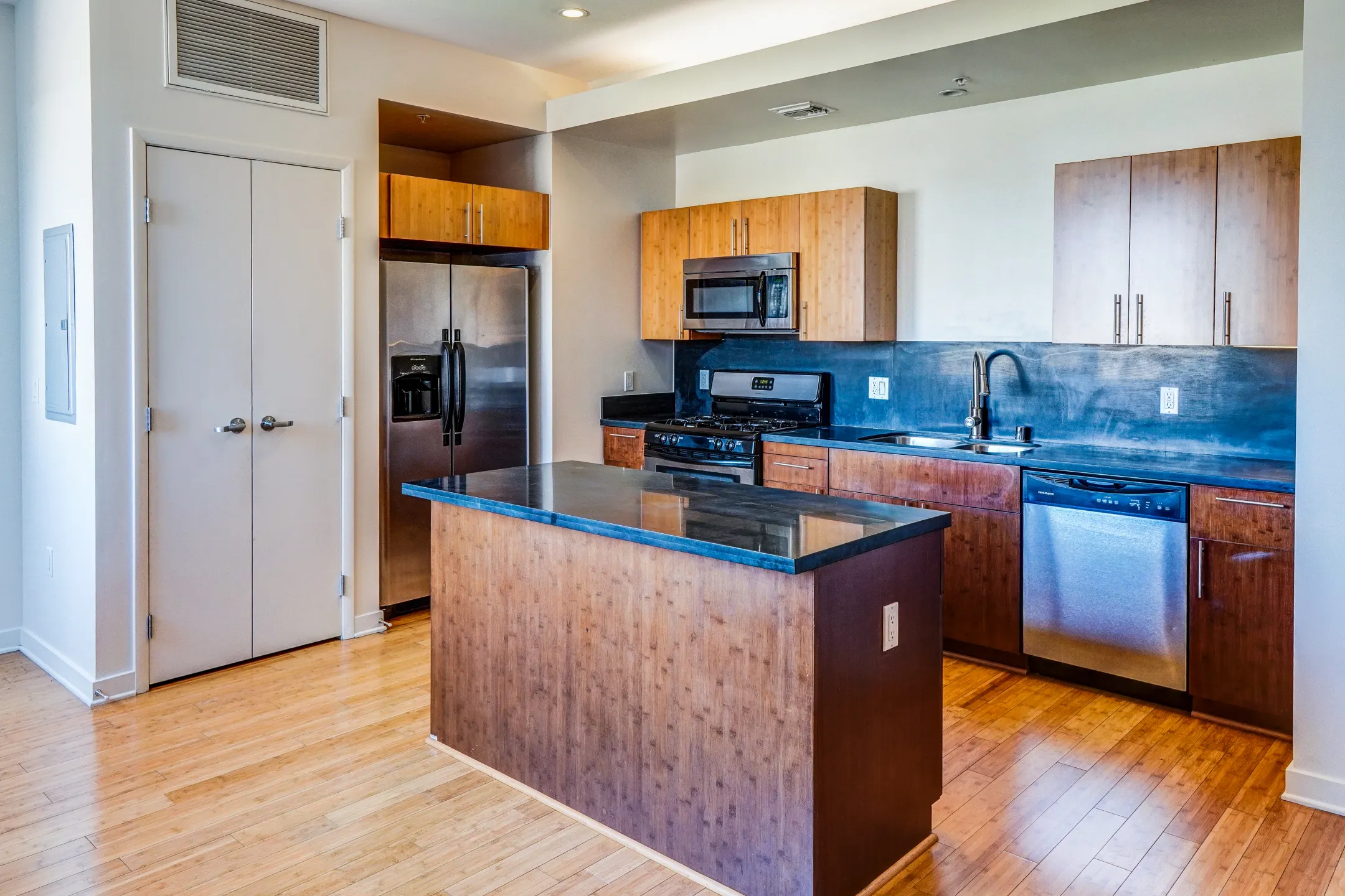 Kitchen - 4th & Main Apartments - Los Angeles, CA