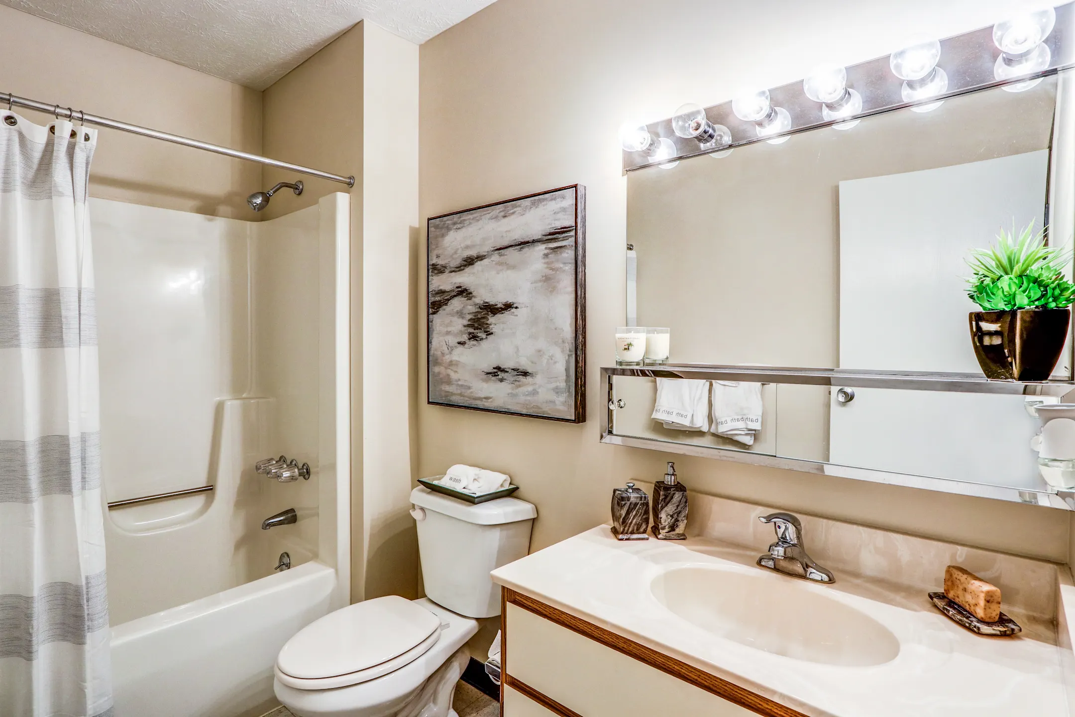 Oakwood Apartments 27080 Oakwood Dr Olmsted Falls, OH Apartments