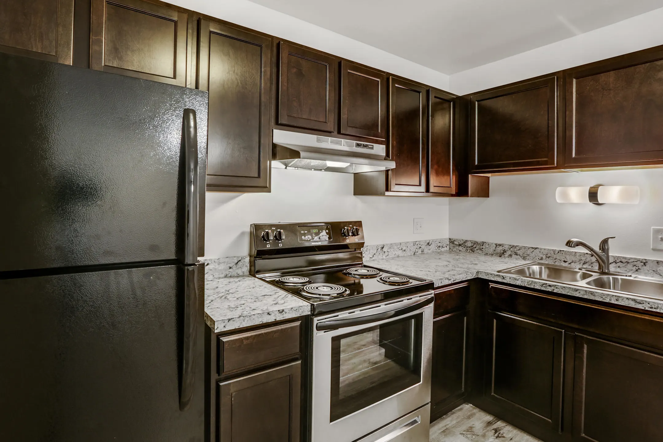 Kitchen - Cambridge House Apartments - Sterling Heights, MI