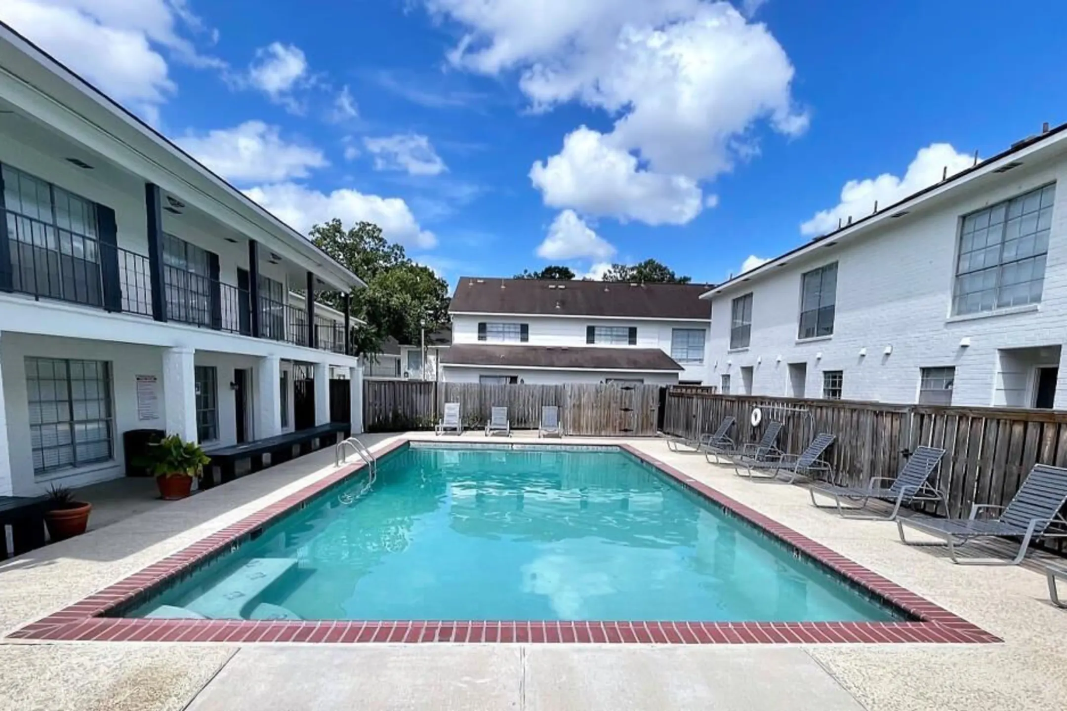 Jefferson Shadows Apartments 9771 Jefferson Hwy Baton Rouge, LA for