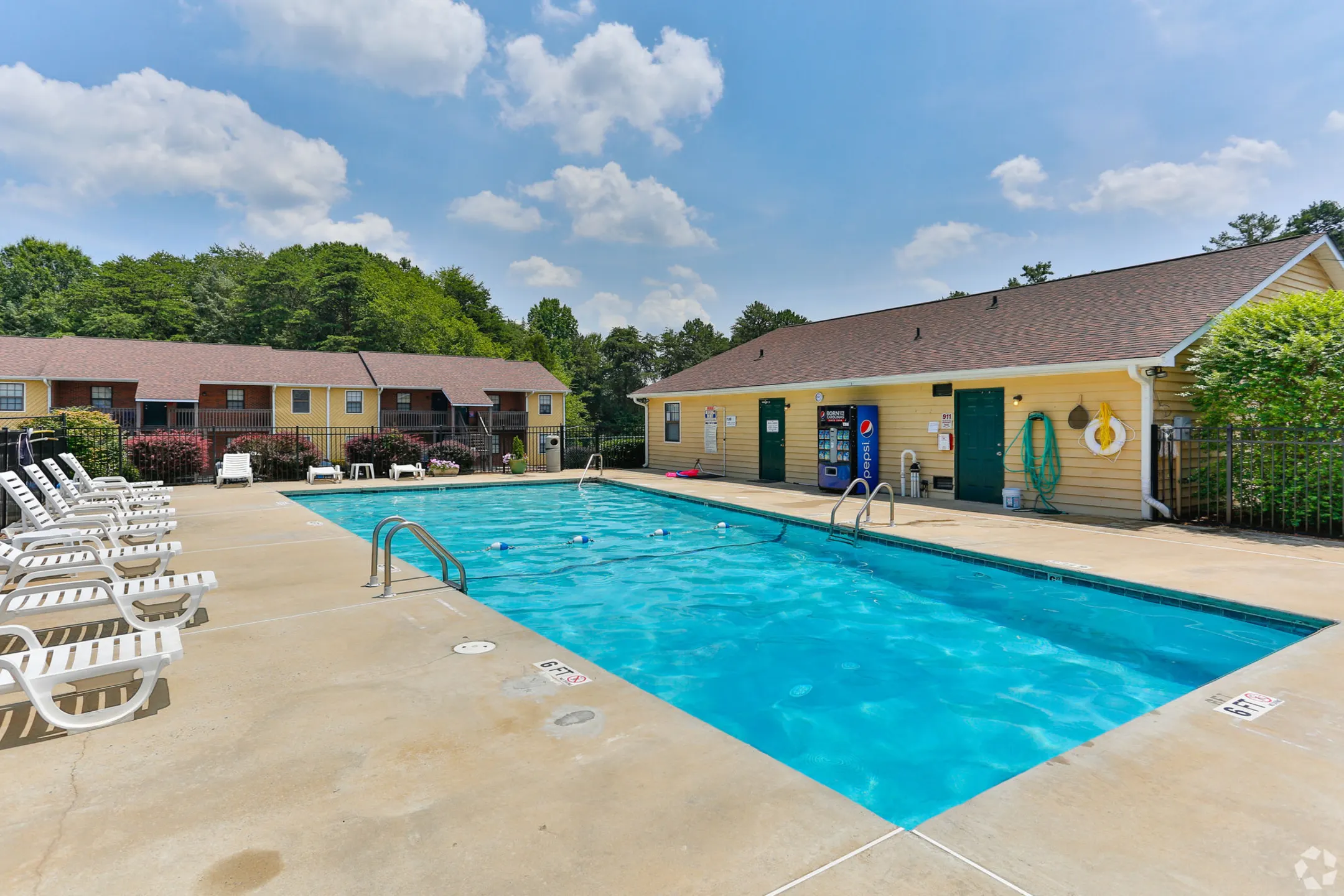 Country Club Apartments - 900 W Wilson Ave | Mooresville, NC Apartments ...