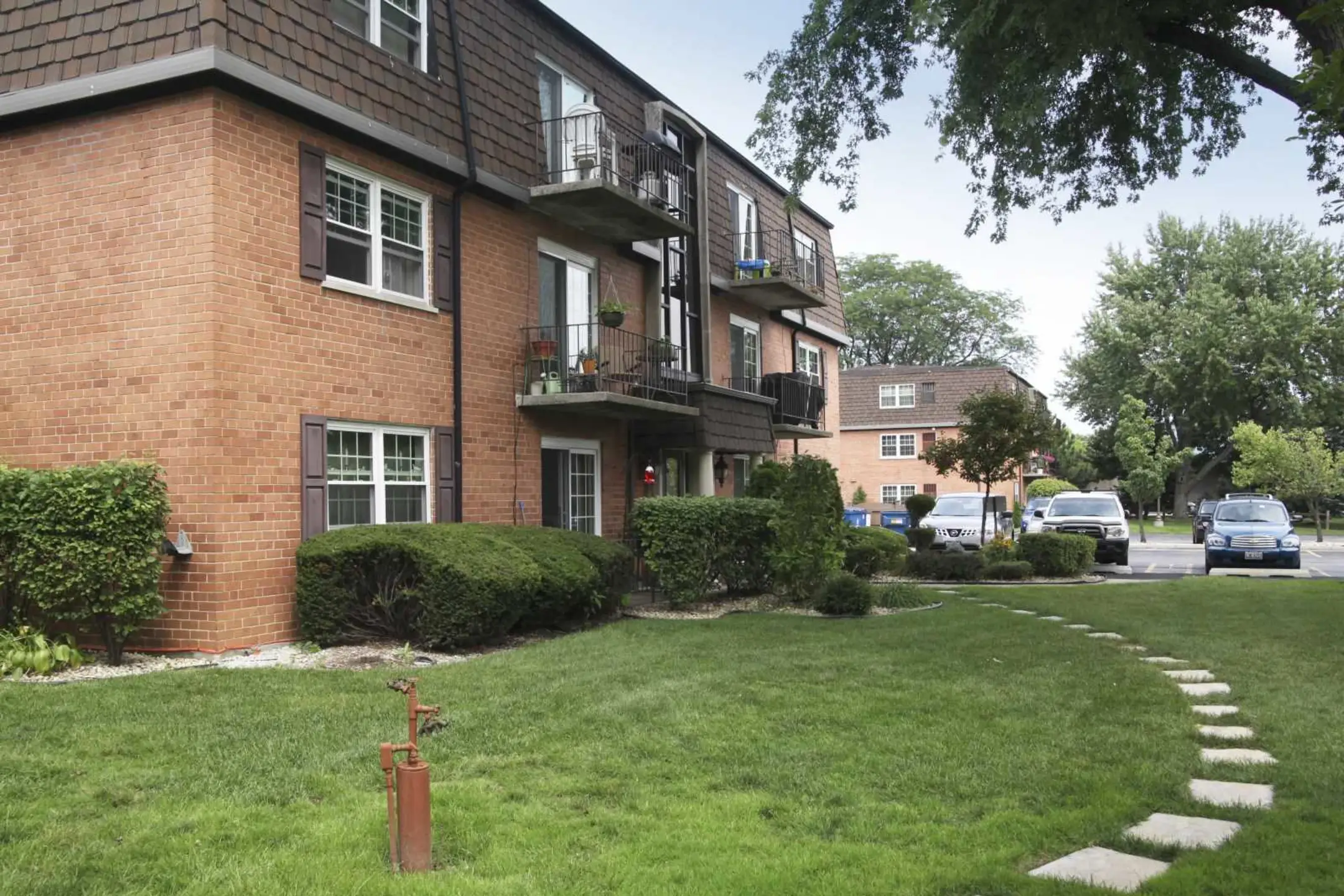 Building - Chateau Royale Apartments - Worth, IL