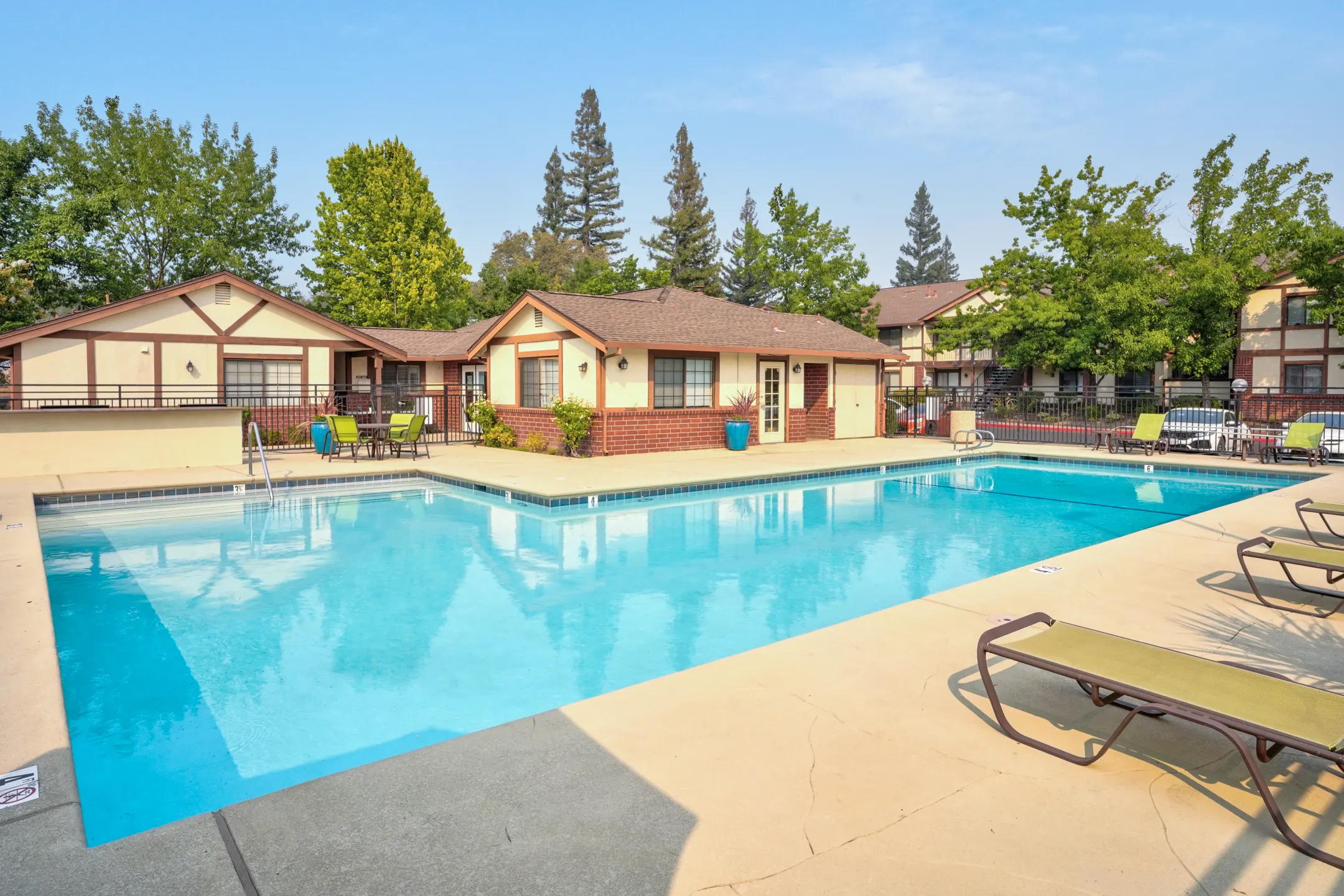 Pool - Rocklin Manor - Rocklin, CA