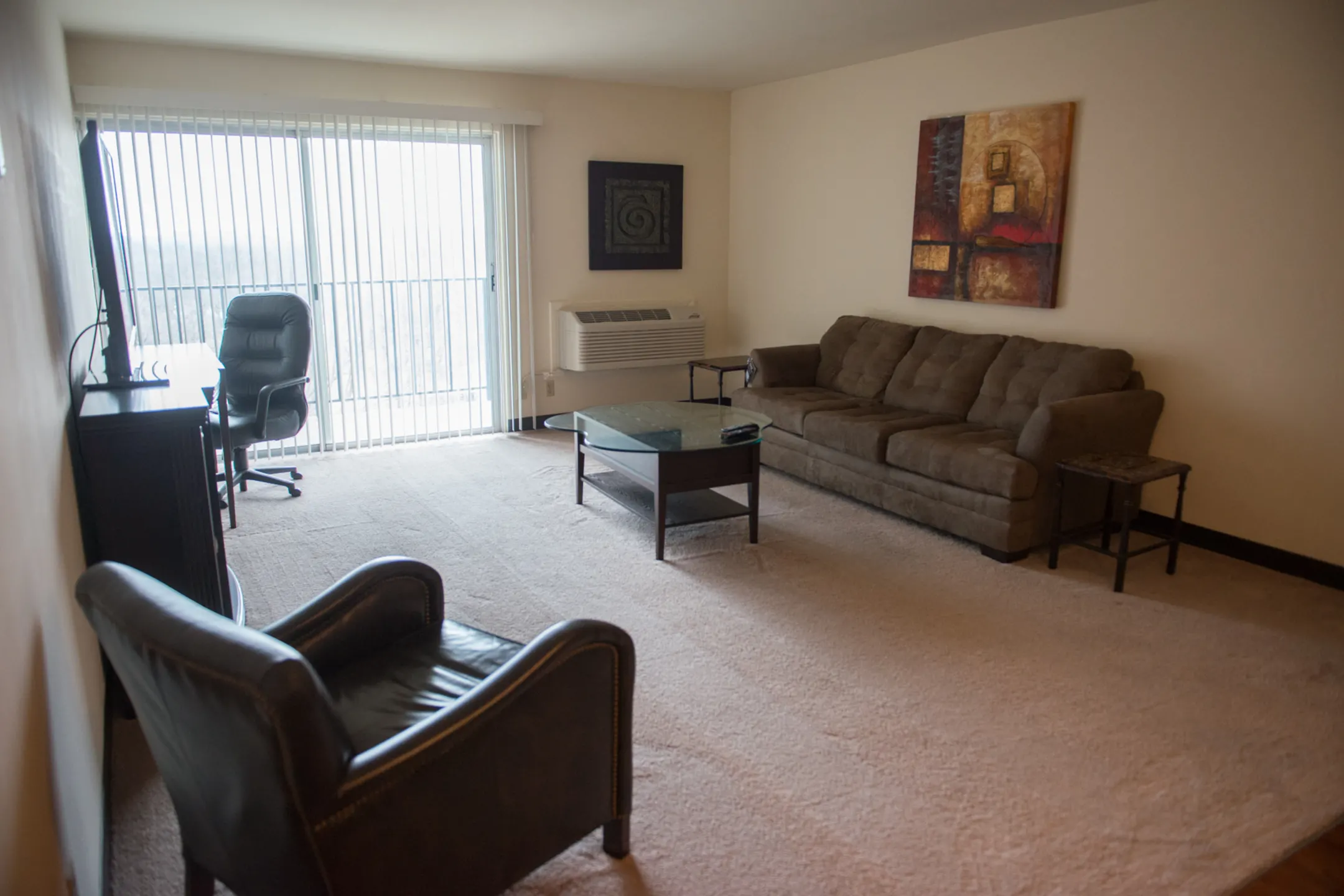Living Room - Portage Trail East - Cuyahoga Falls, OH