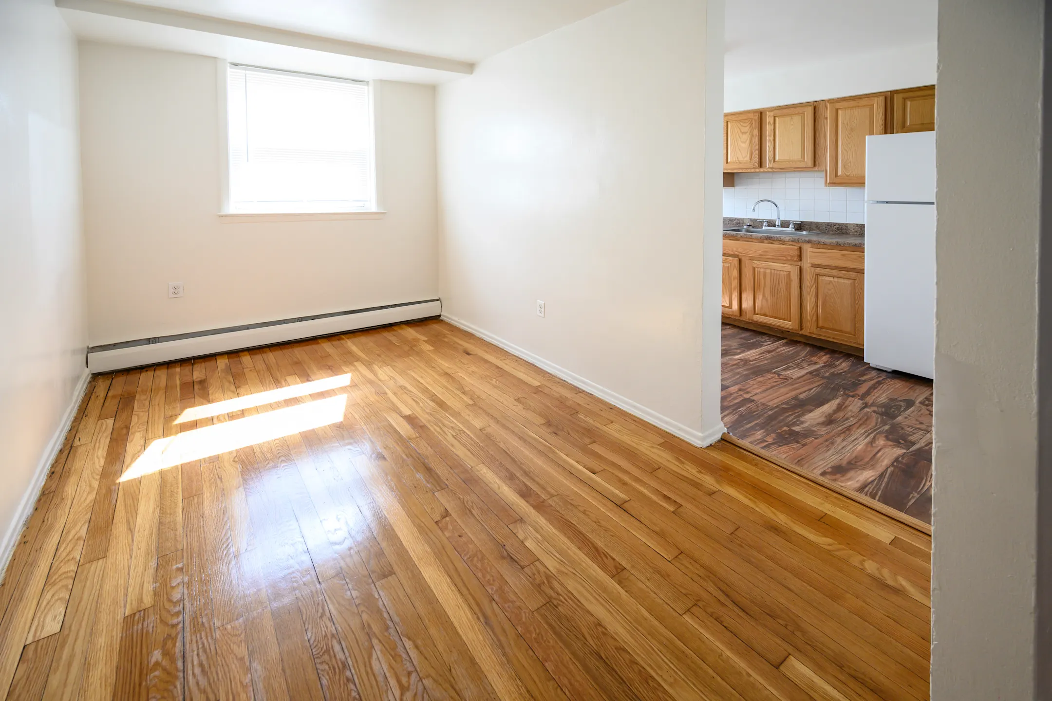 Living Room - Rosehill Gardens - Elizabeth, NJ