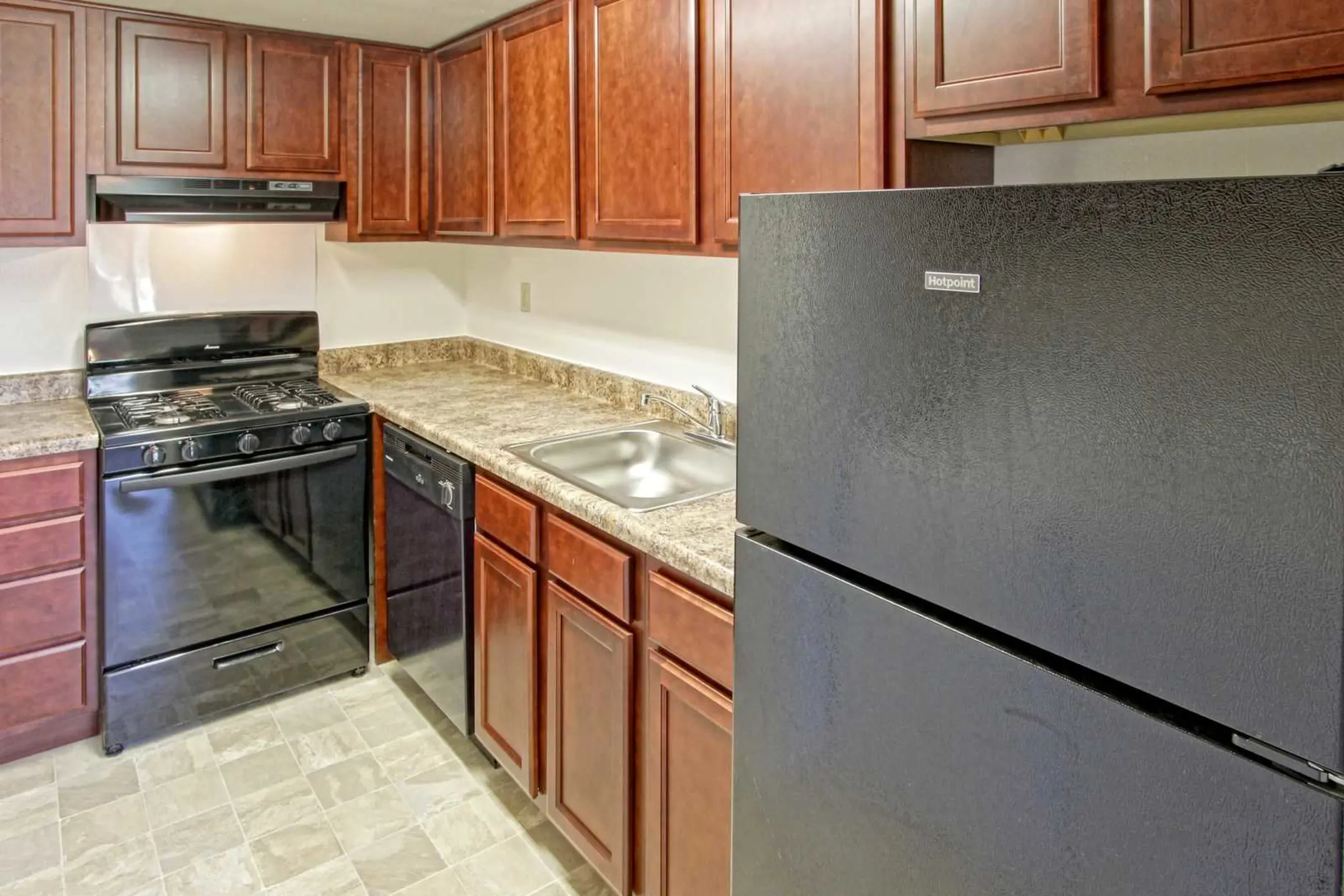 Kitchen - Pennswood Apartments & Townhomes - Harrisburg, PA