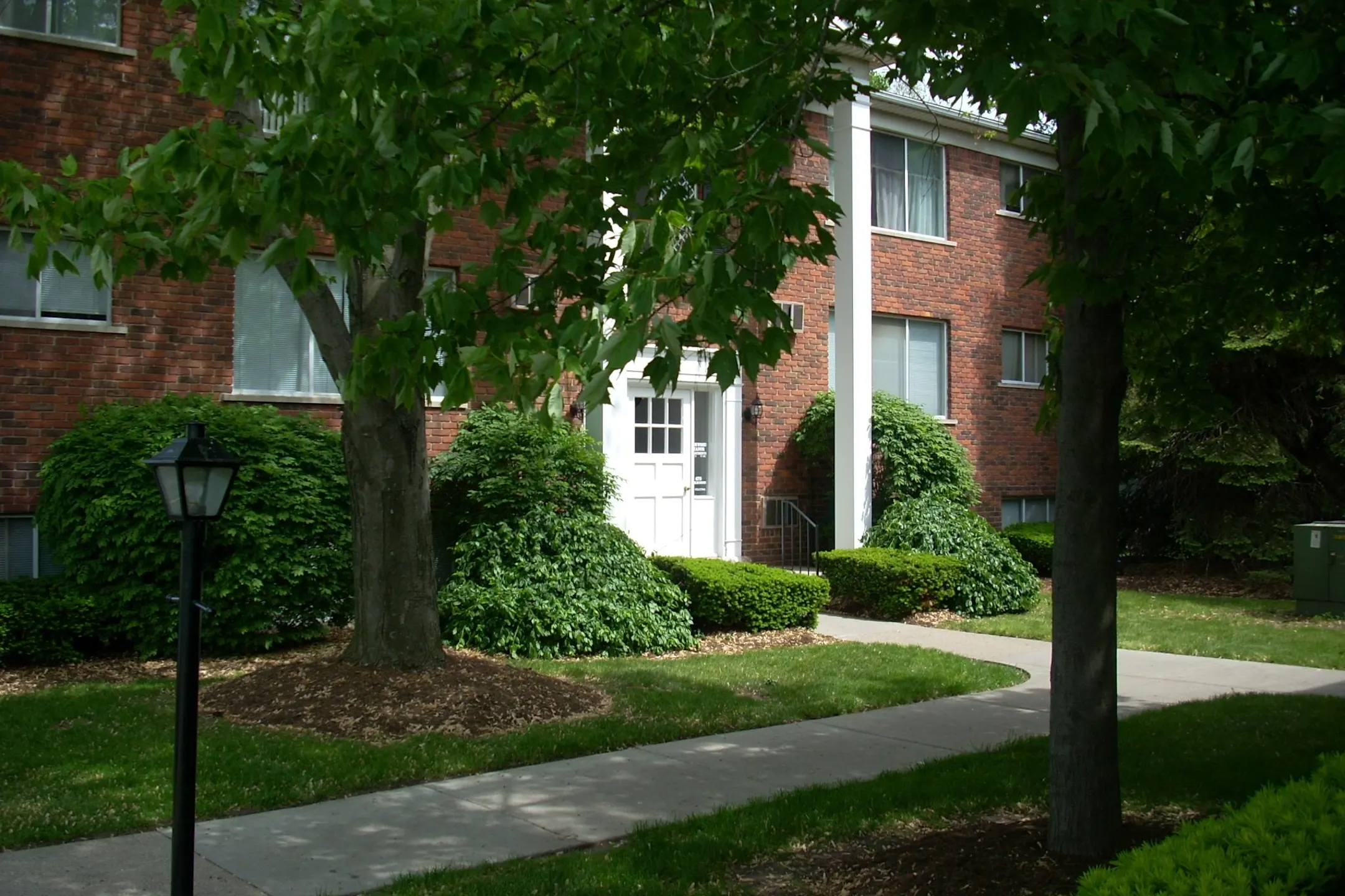 Elmwood Manor Apartments 470 E Elmwood Ave Clawson, MI Apartments