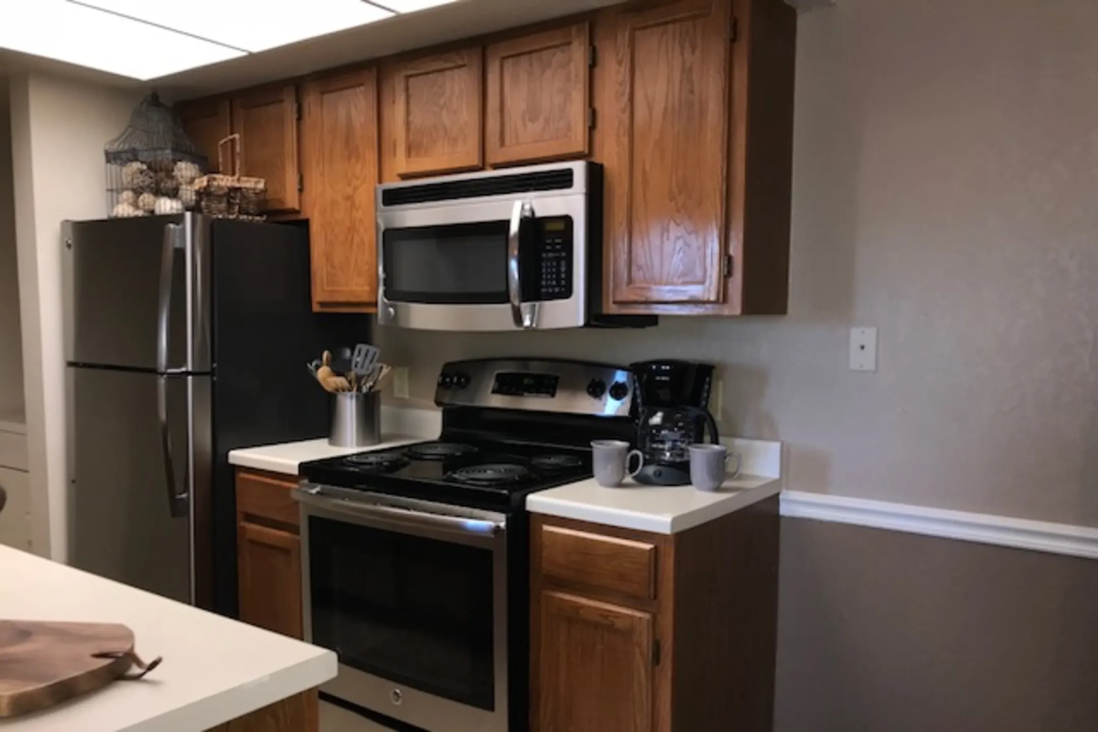 Kitchen - Sheridan Pond Apartments And Guest Suites - Tulsa, OK