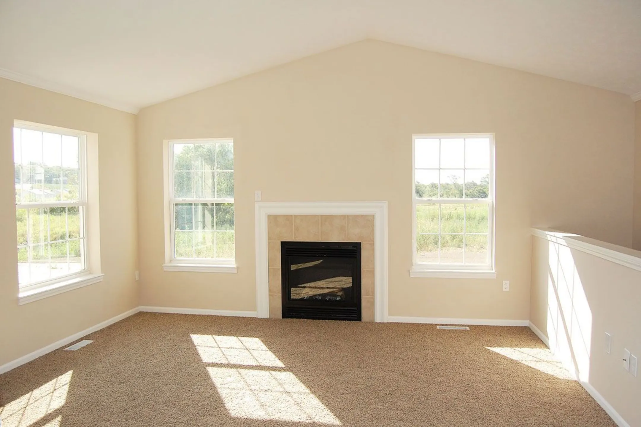 Living Room - Foxwood Apartments & The Hermitage Townhomes - Portage, MI
