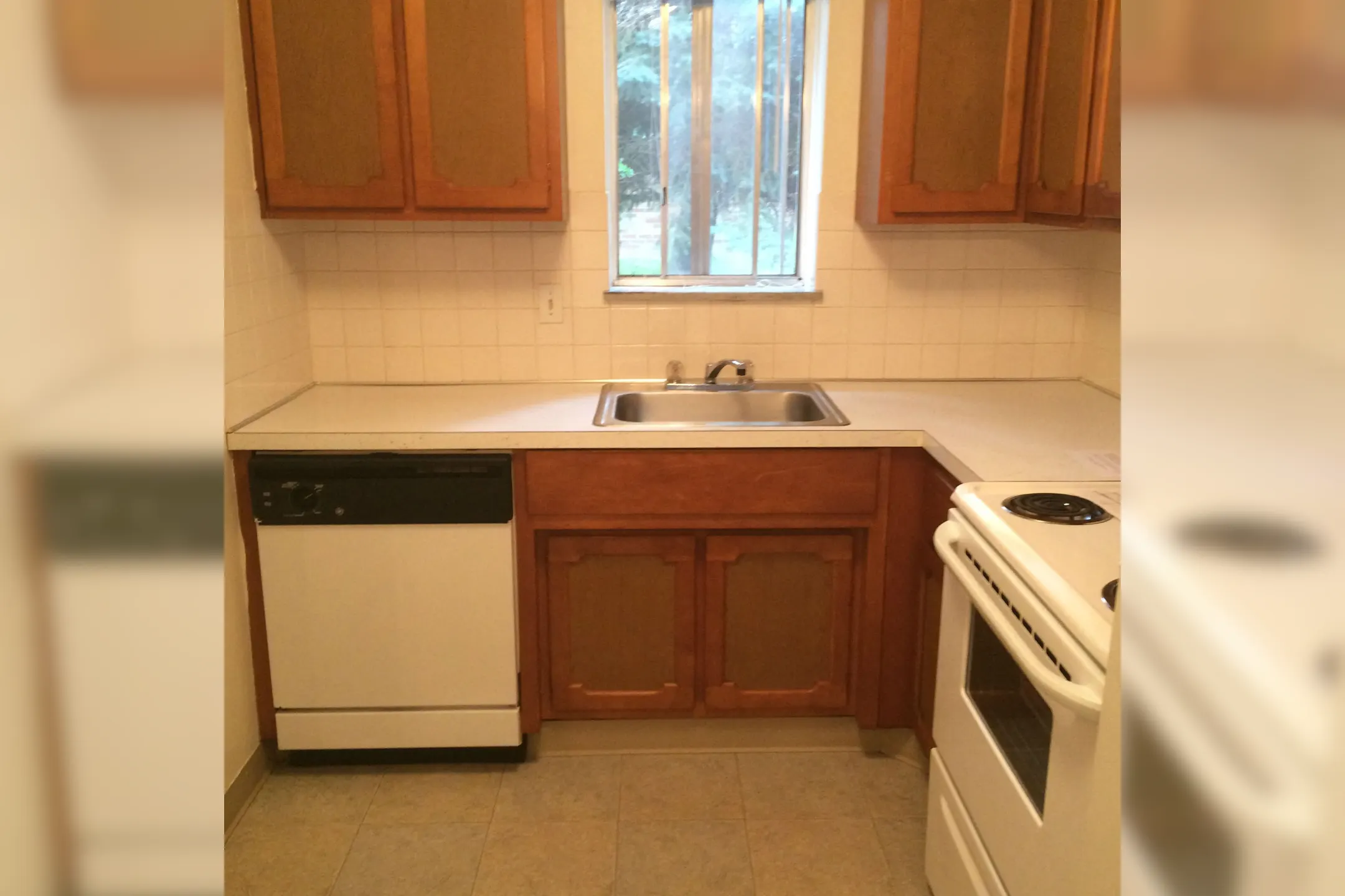 Kitchen - Kingston Place Apartments - Middleburg Heights, OH