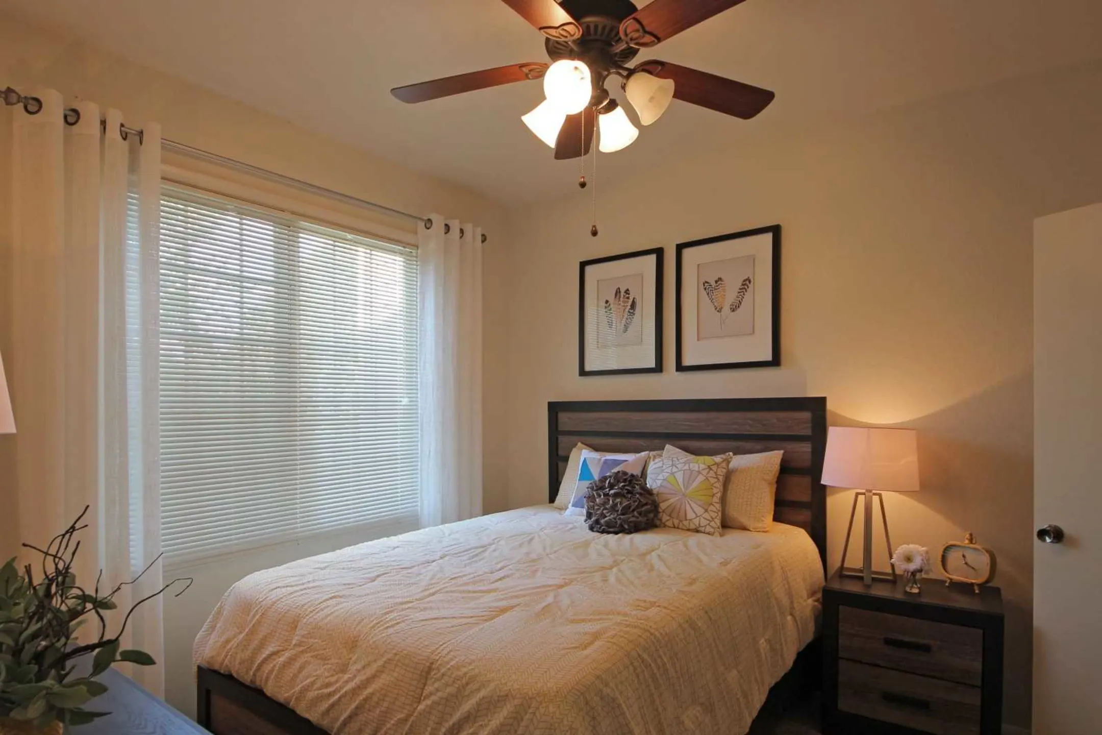 Bedroom - Sheridan Pond Apartments And Guest Suites - Tulsa, OK