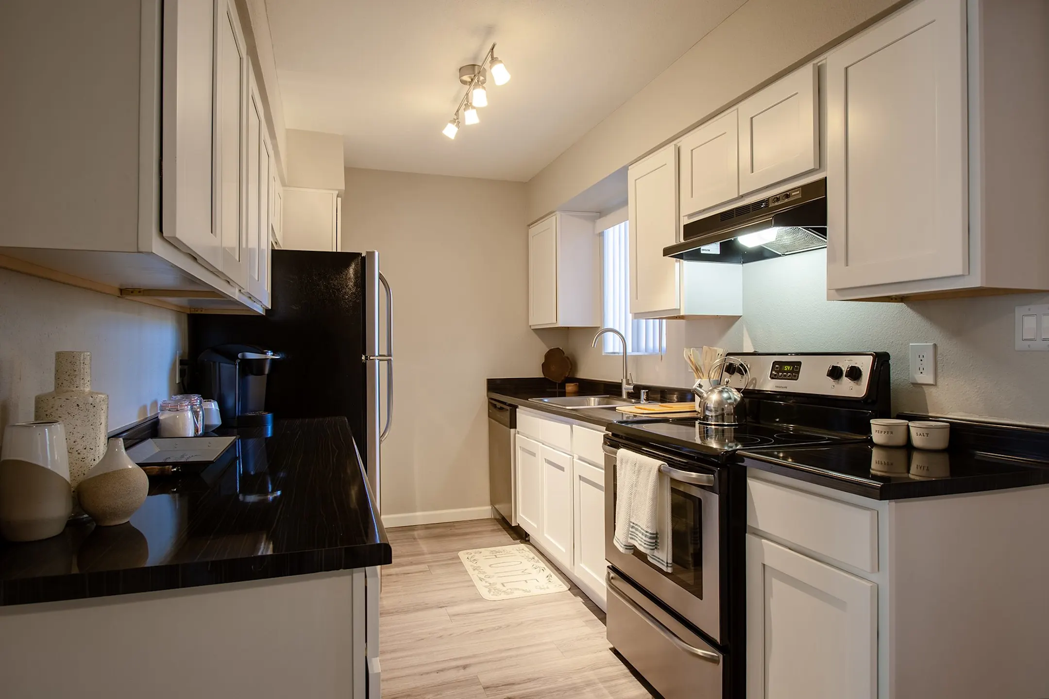 Kitchen - Montecito at Northeast Heights - Albuquerque, NM
