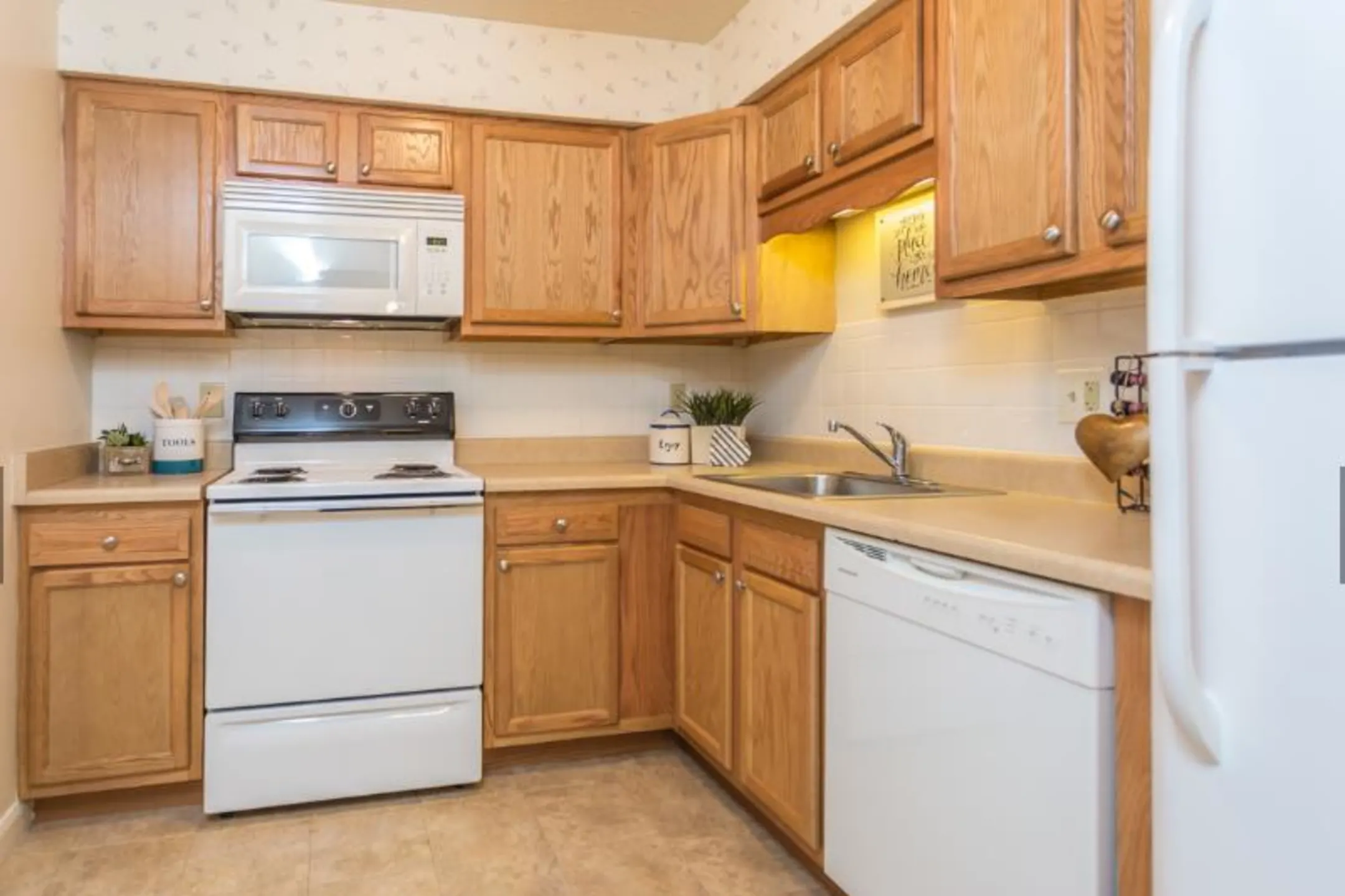 Kitchen - Little Acres Townhomes & Apartments - Hermitage, PA
