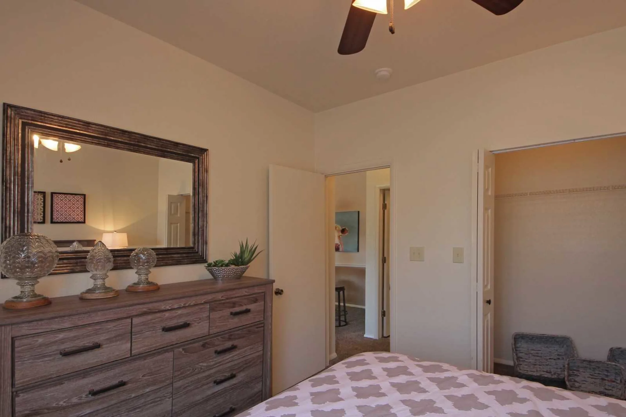 Bedroom - Sheridan Pond Apartments And Guest Suites - Tulsa, OK