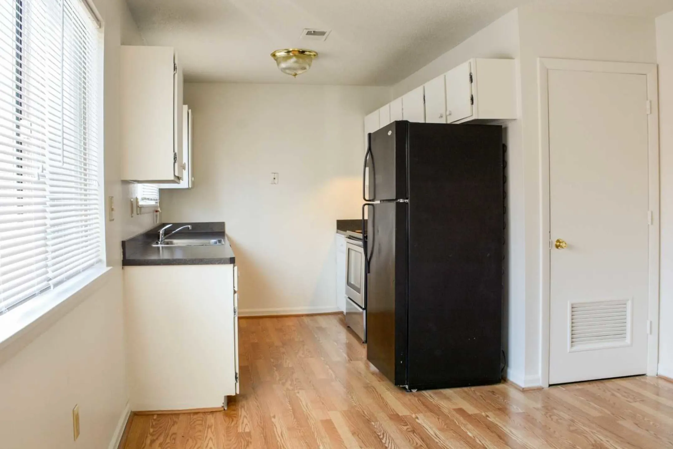 Kitchen - Fox Hill Apartments - Enfield, CT