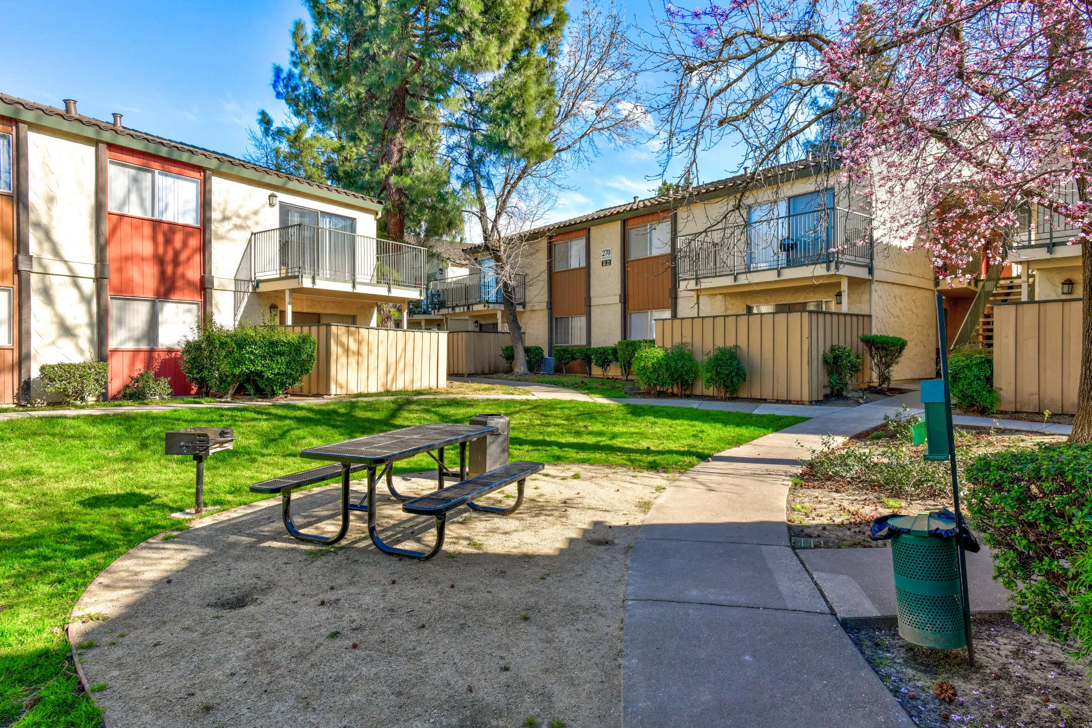 Building - Creekside Gardens Apartments - Vacaville, CA