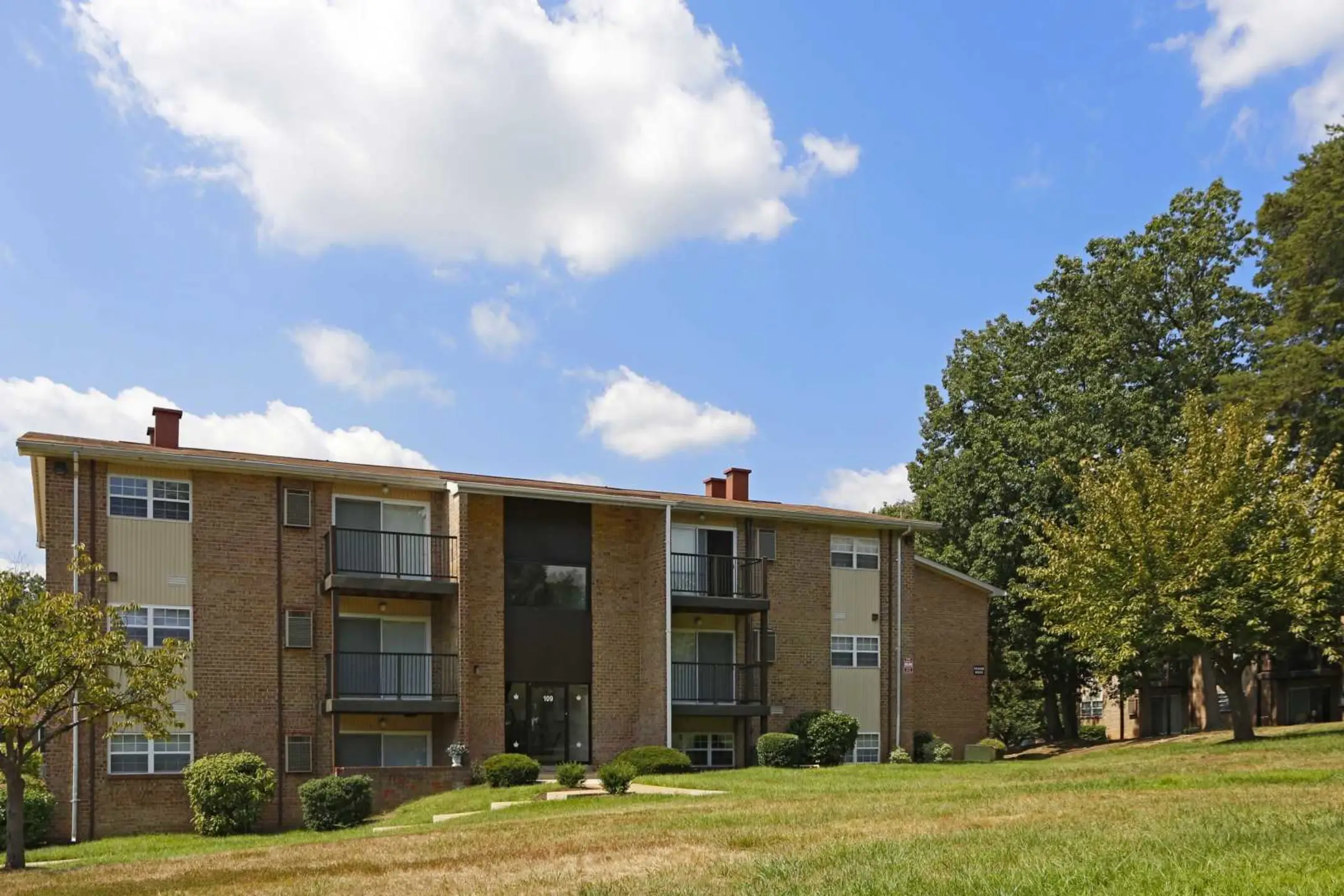 Building - Woodcrest Apartments - Glen Burnie, MD