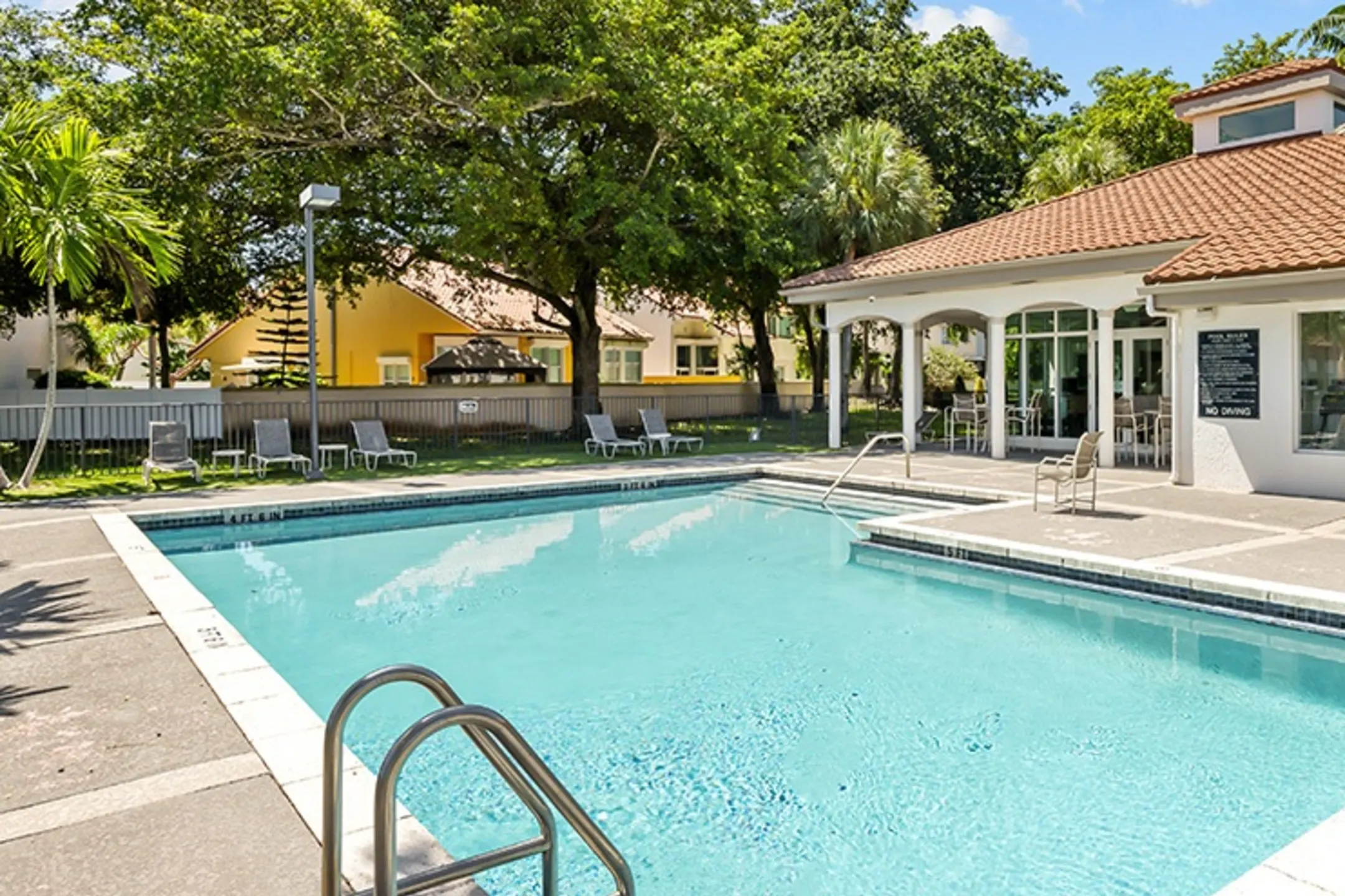 La Vue At Emerald Pointe Apartments - Hollywood, FL 33021